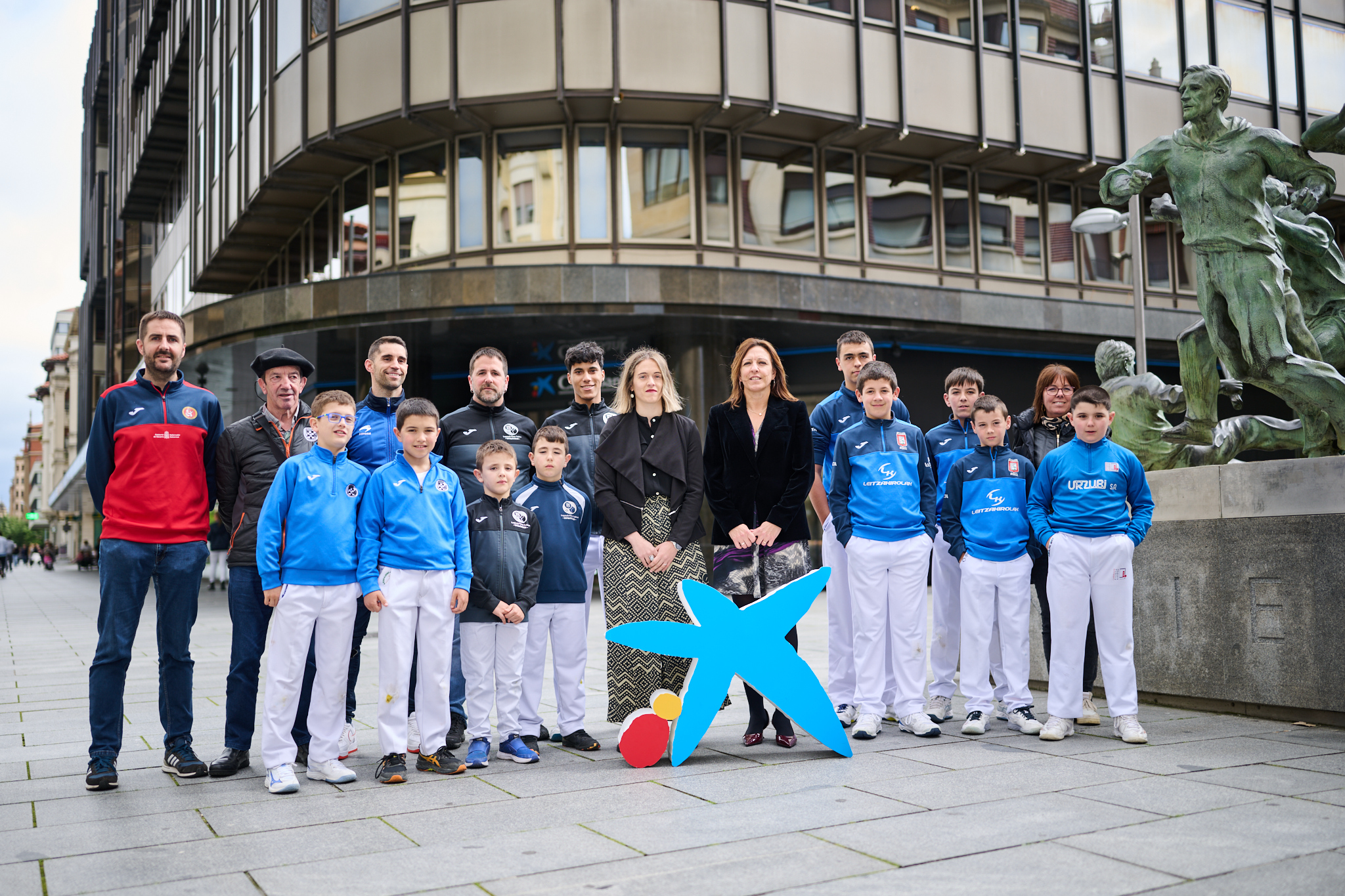 Celia Torío, directora comercial de Navarra en la DT Ebro de CaixaBank, junto con Andrea Lusarreta, presidenta de la FNPV, pelotaris y equipos