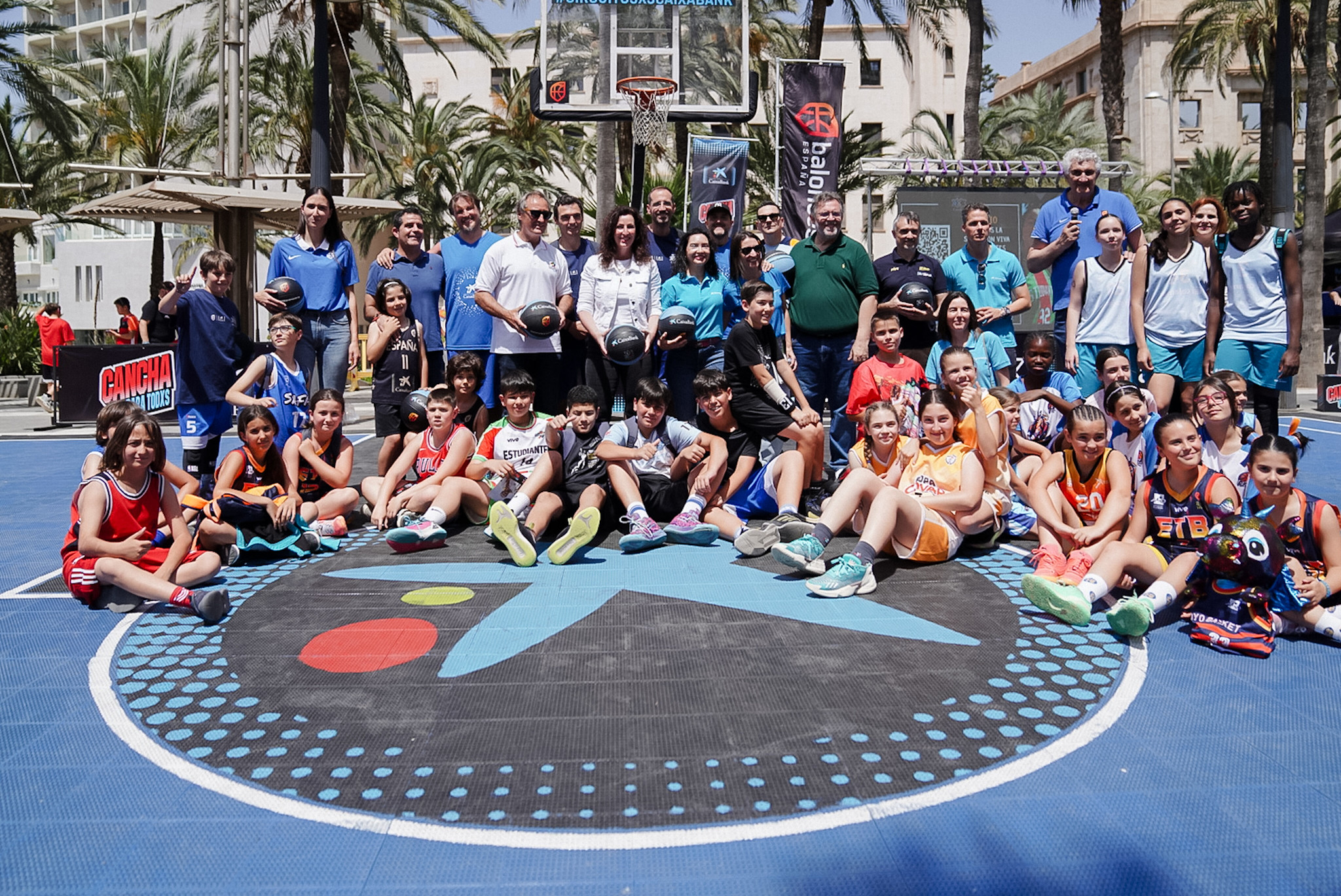 La plaza de las Velas de Almería acogió la primera parada del Circuito 3x3 CaixaBank 2025, que con el lema ‘Cancha para todxs’, recorrerá 10 ciudades españolas