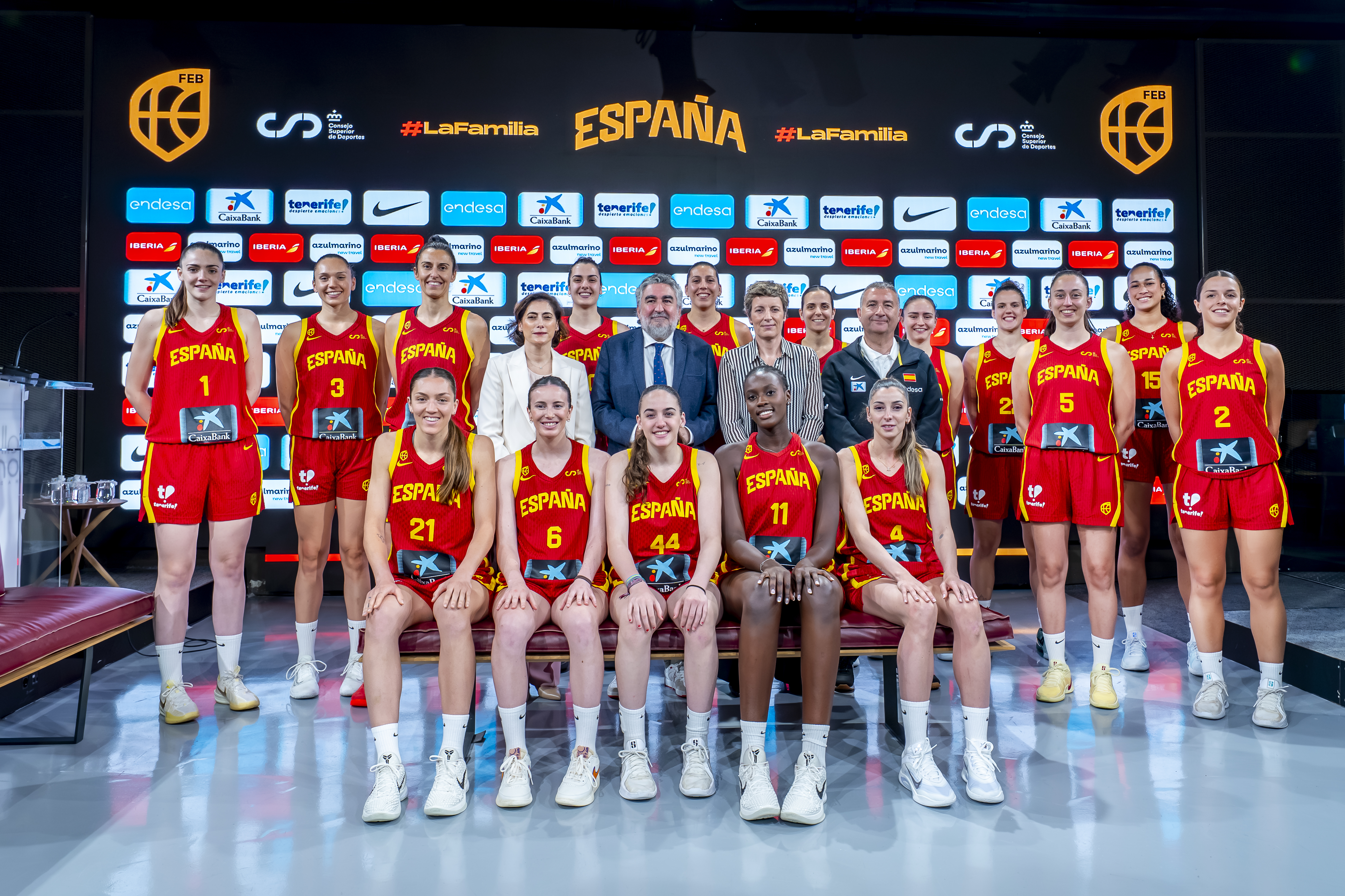La Presidenta de la FEB, Elisa Aguilar; la Directora de Comunicación y Relaciones Institucionales de CaixaBank, María Luisa Martínez Gistau; y el Presidente del Consejo Superior de Deportes, José Manuel Rodríguez Uribes han posado con la selección española absoluta femenina que representará a España en el Eurobasket
