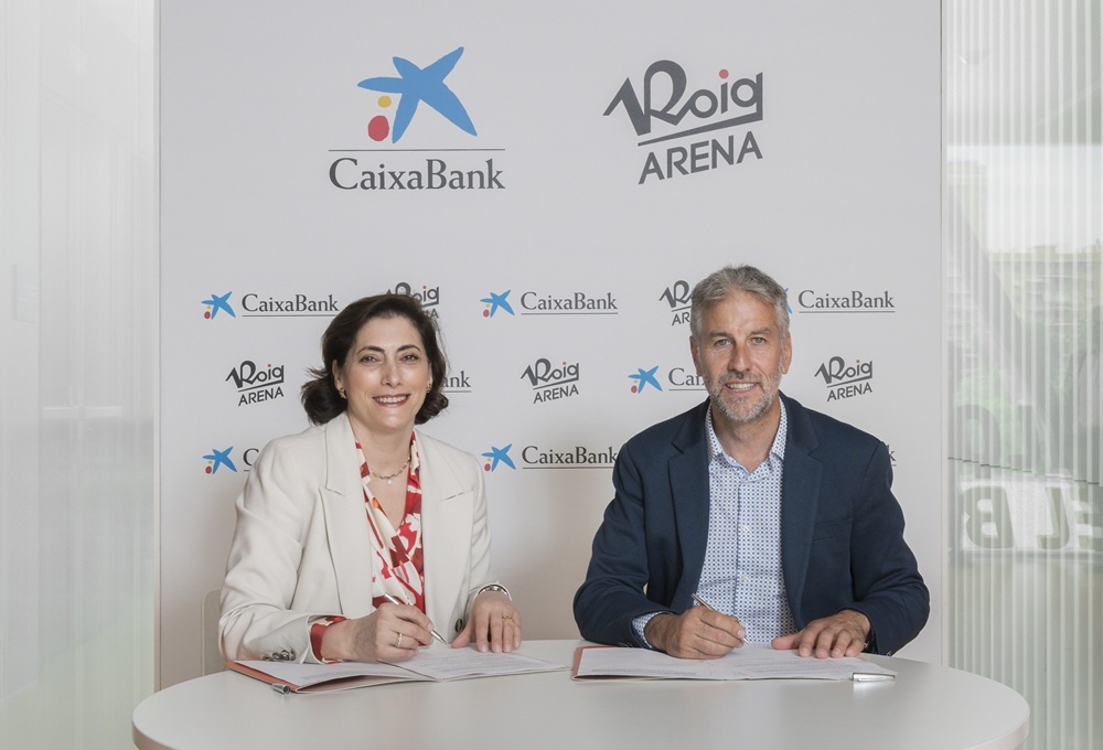 María Luisa Martínez Gistau, directora de Comunicación y Relaciones Institucionales de CaixaBank, y Víctor Sendra, director general del Roig Arena, han firmado el acuerdo