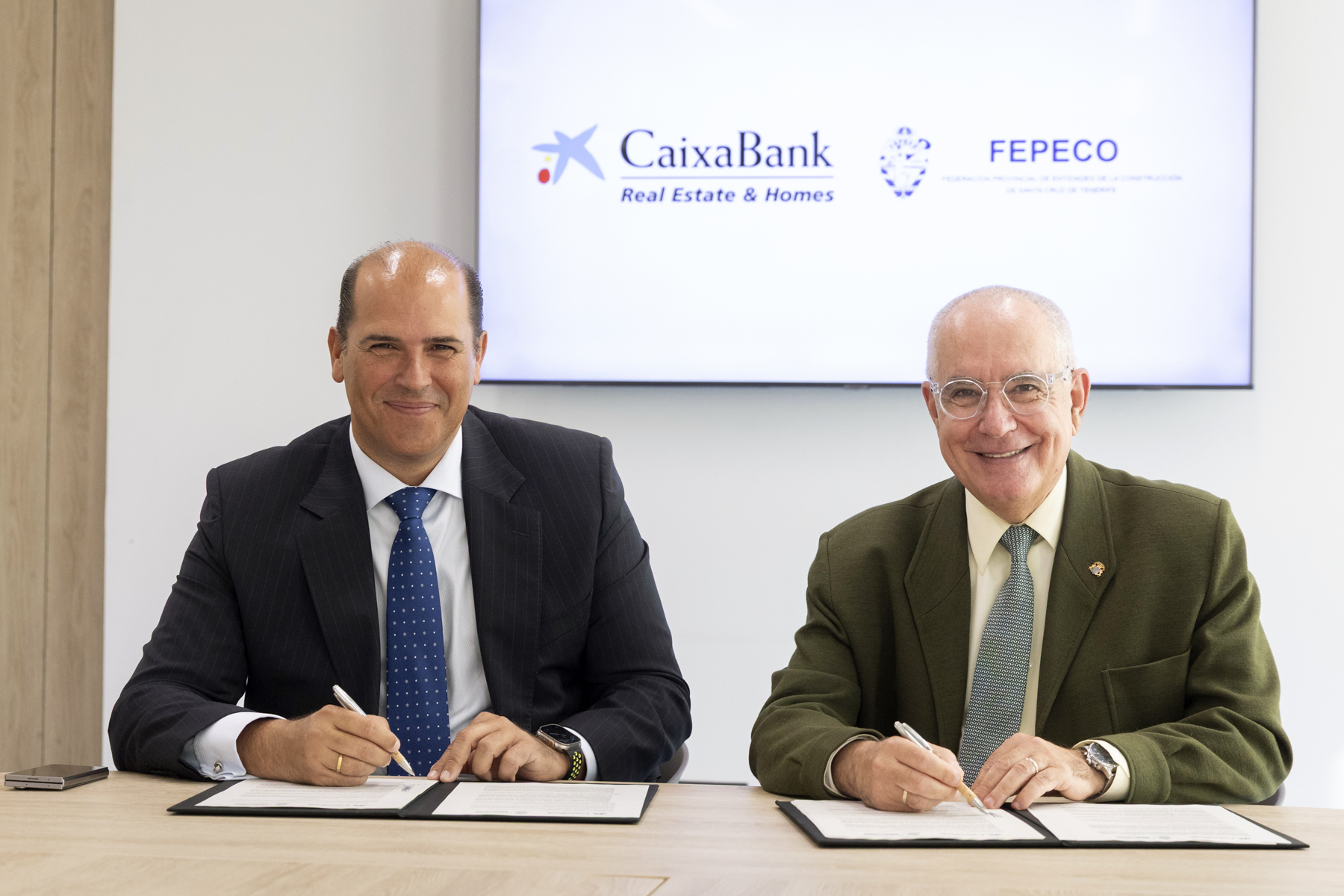 De izq. a dcha.: Manuel Afonso, director territorial de CaixaBank en Canarias, y Óscar Izquierdo, presidente de Fepeco, durante la firma del acuerdo.