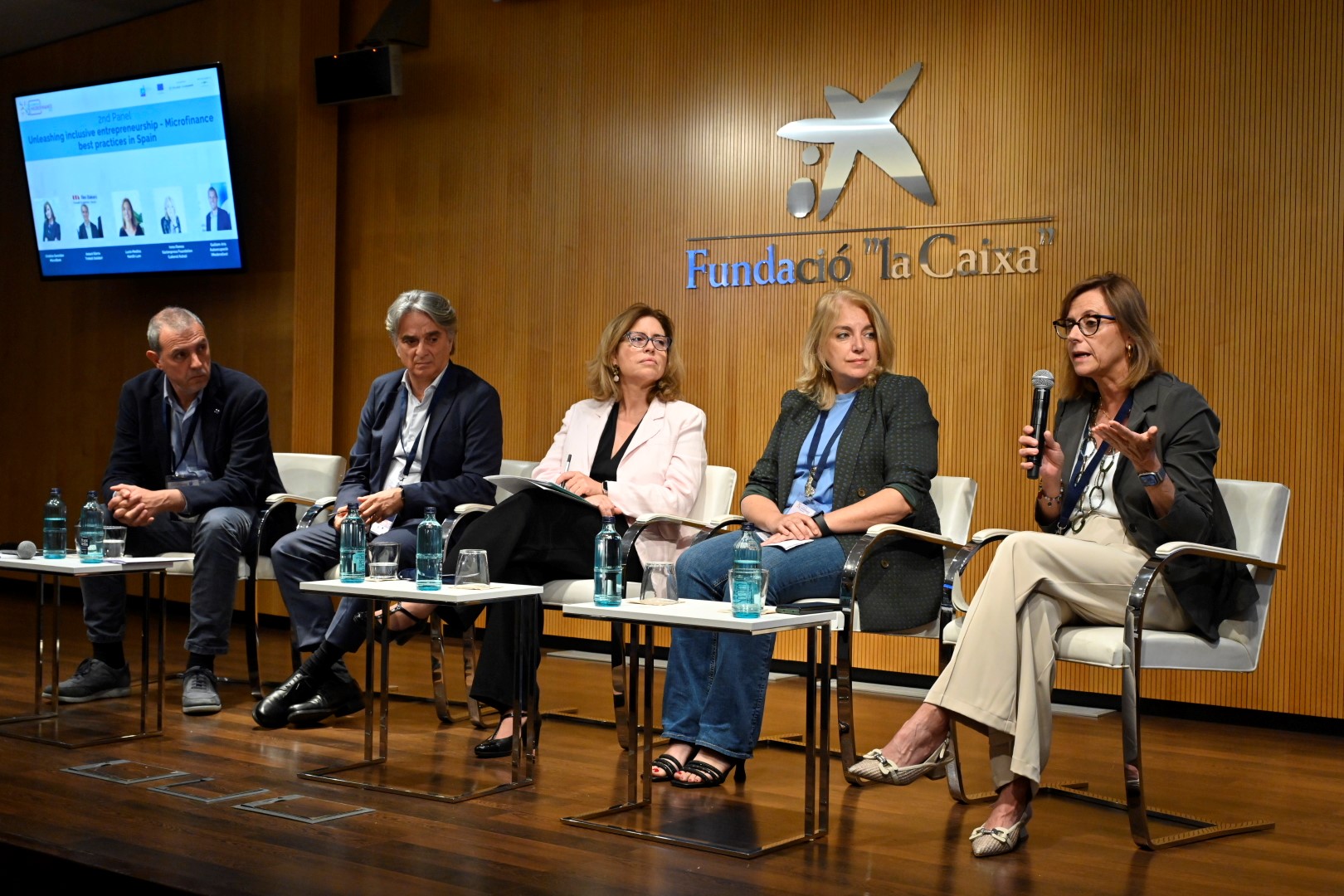 Cristina González, directora general de MicroBank, (primera per la dreta) durant una taula rodona sobre el Dia Europeu de les Microfinances celebrada a Barcelona