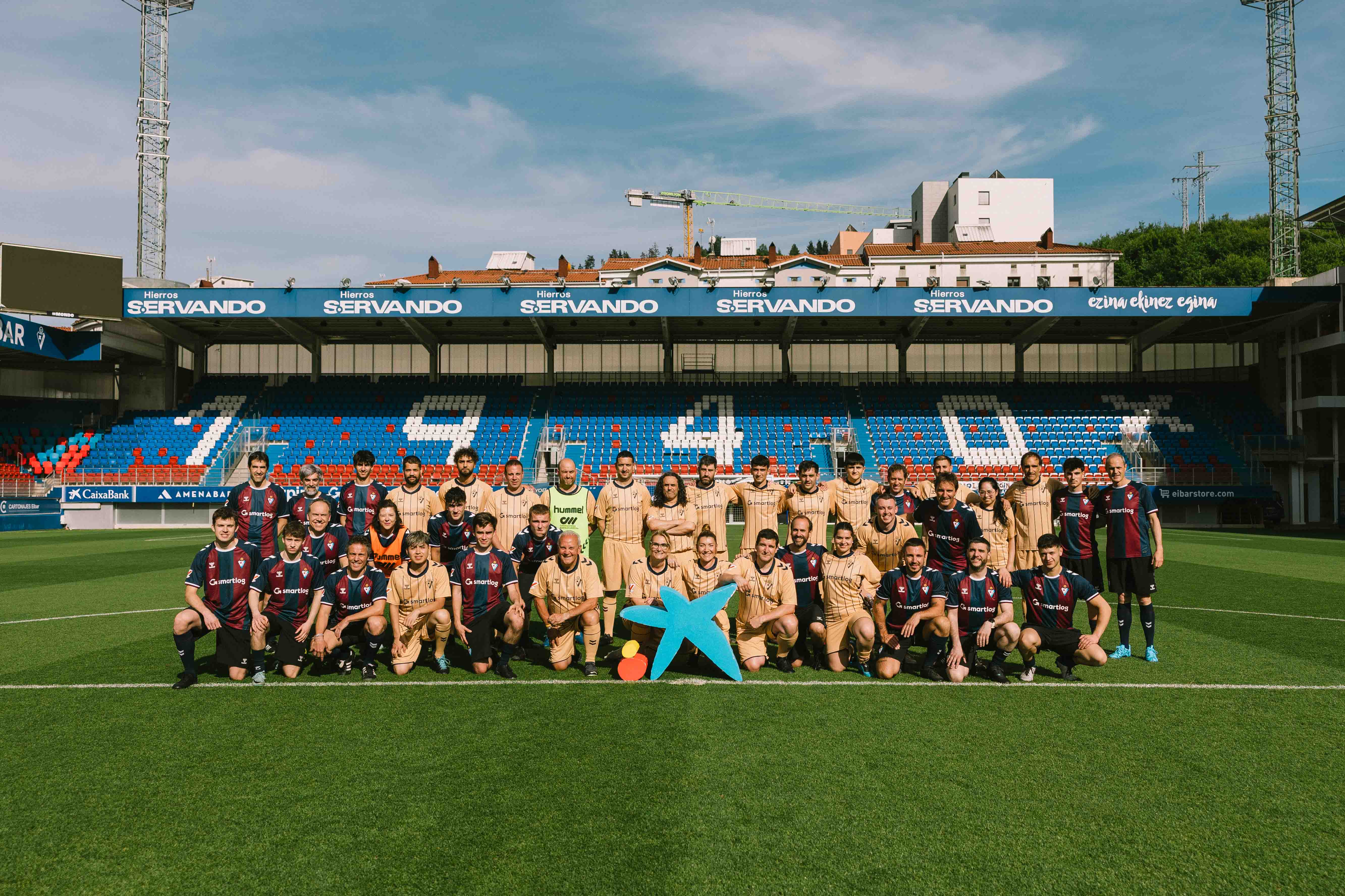 Foto de familia del YouPlay de la SD Eibar 2025