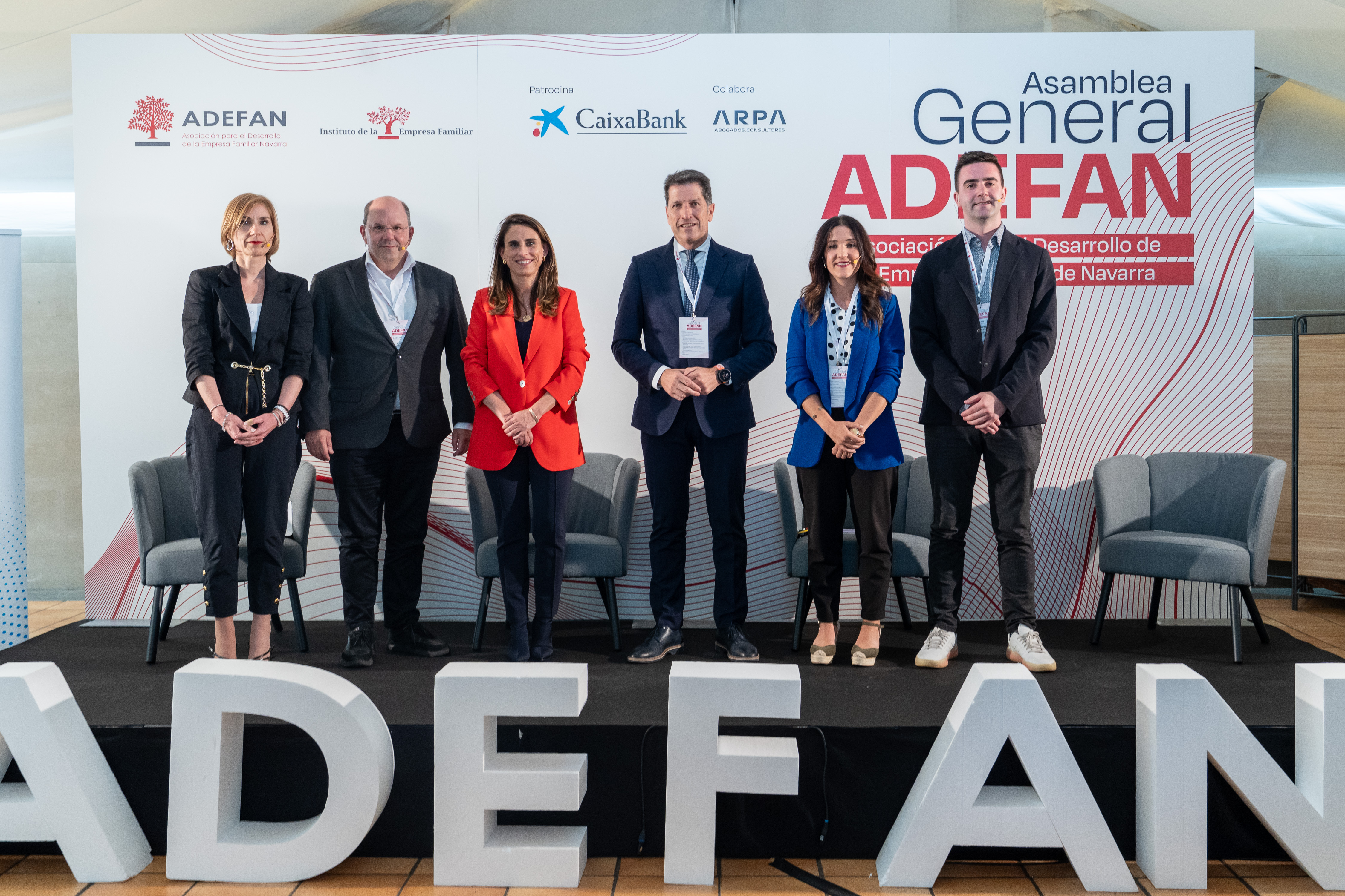 Isabel Moreno, directora territorial Ebro de CaixaBank, junto con Iñaki Ecay, presidente de ADEFAN, y los participantes en la mesa redonda