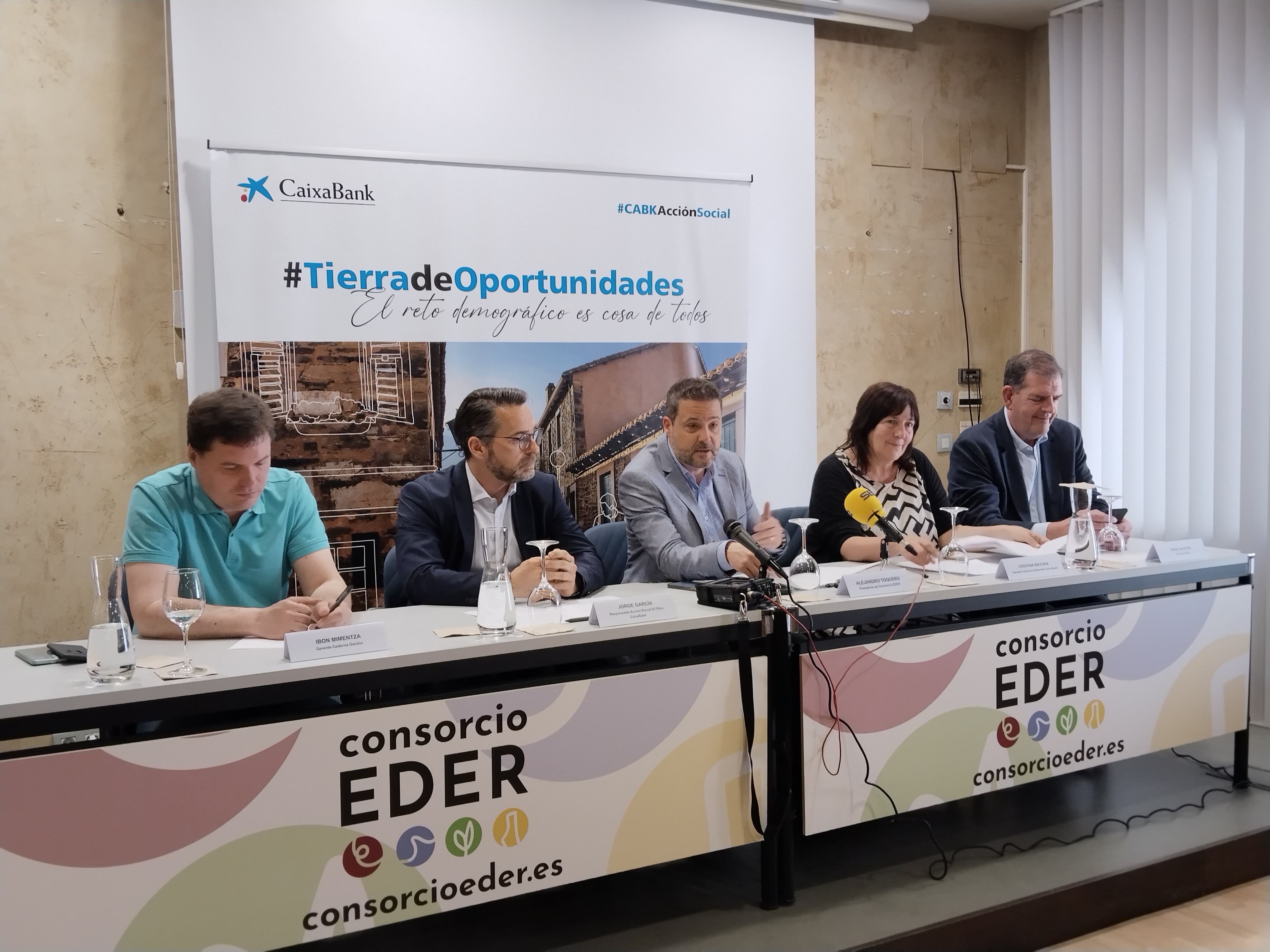 Jorge García, responsable de Acción Social de la DT Ebro de CaixaBank, junto con Alejandro Toquero, alcalde de Tudela y presidente de Consorcio Eder; Ibon Mimentza, gerente de Cederna Garalur; Cristina Bayona, gerente del Consorcio de Zona Media; e Iñigo Nagore, gerente de Teder.