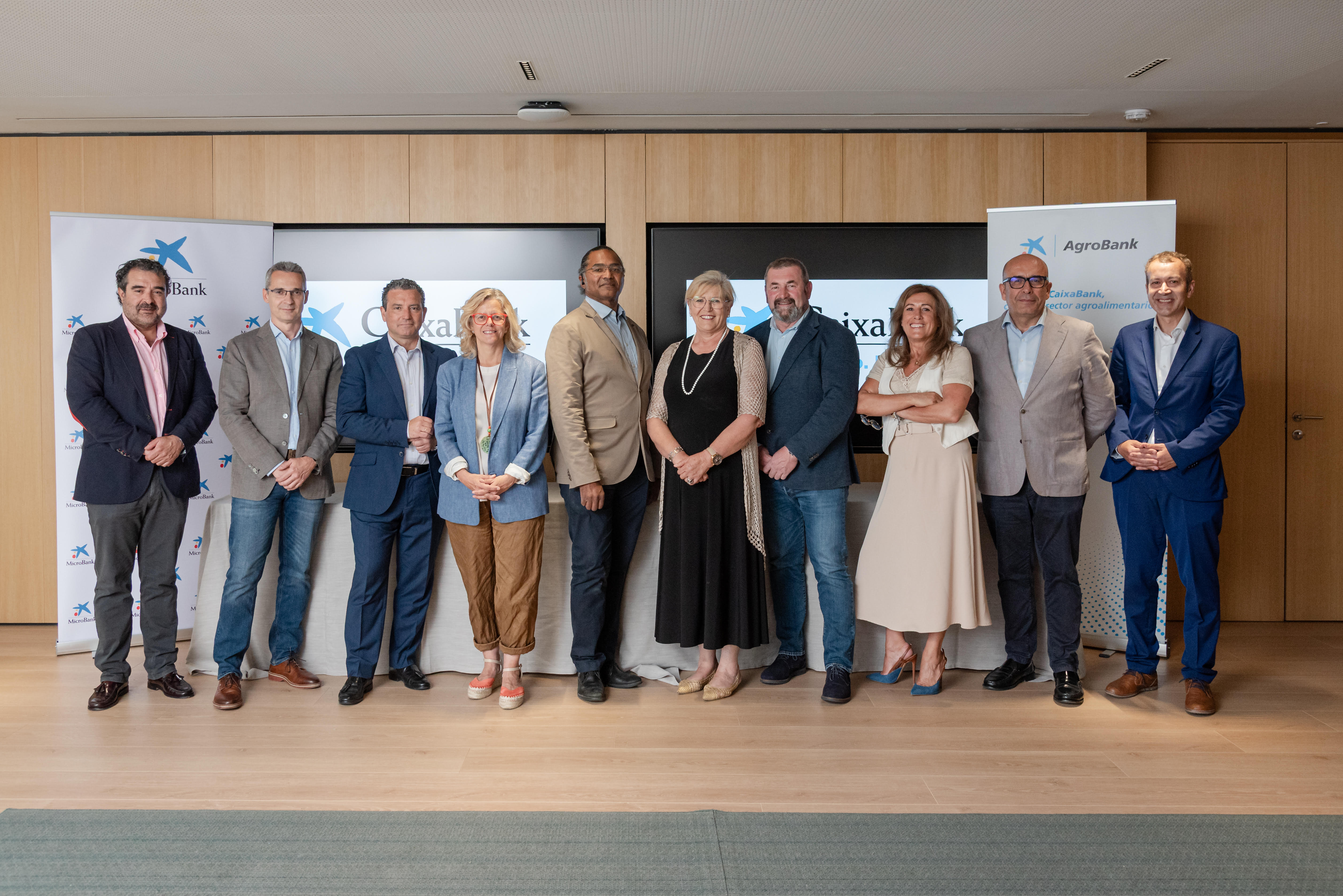 Roberto Cordero Navarro (ADI Sierra Oeste), Roberto Prieto Pérez (ARACOVE),  Juan Antonio Peña (Instituciones CaixaBank  Madrid), Lola Allepuz Ledesma (MicroBank), Juan Antonio de la Morena (ADI Sierra Oeste), Antonia Ayuso Garcia (ARACOVE), Rafael Gonzalez Toba (UCAM), Begoña Hernández Velayos (directora comercial noreste CaixaBank Madrid), Carlos Serrano (UCAM), José Carlos Martinez (AgroBank).