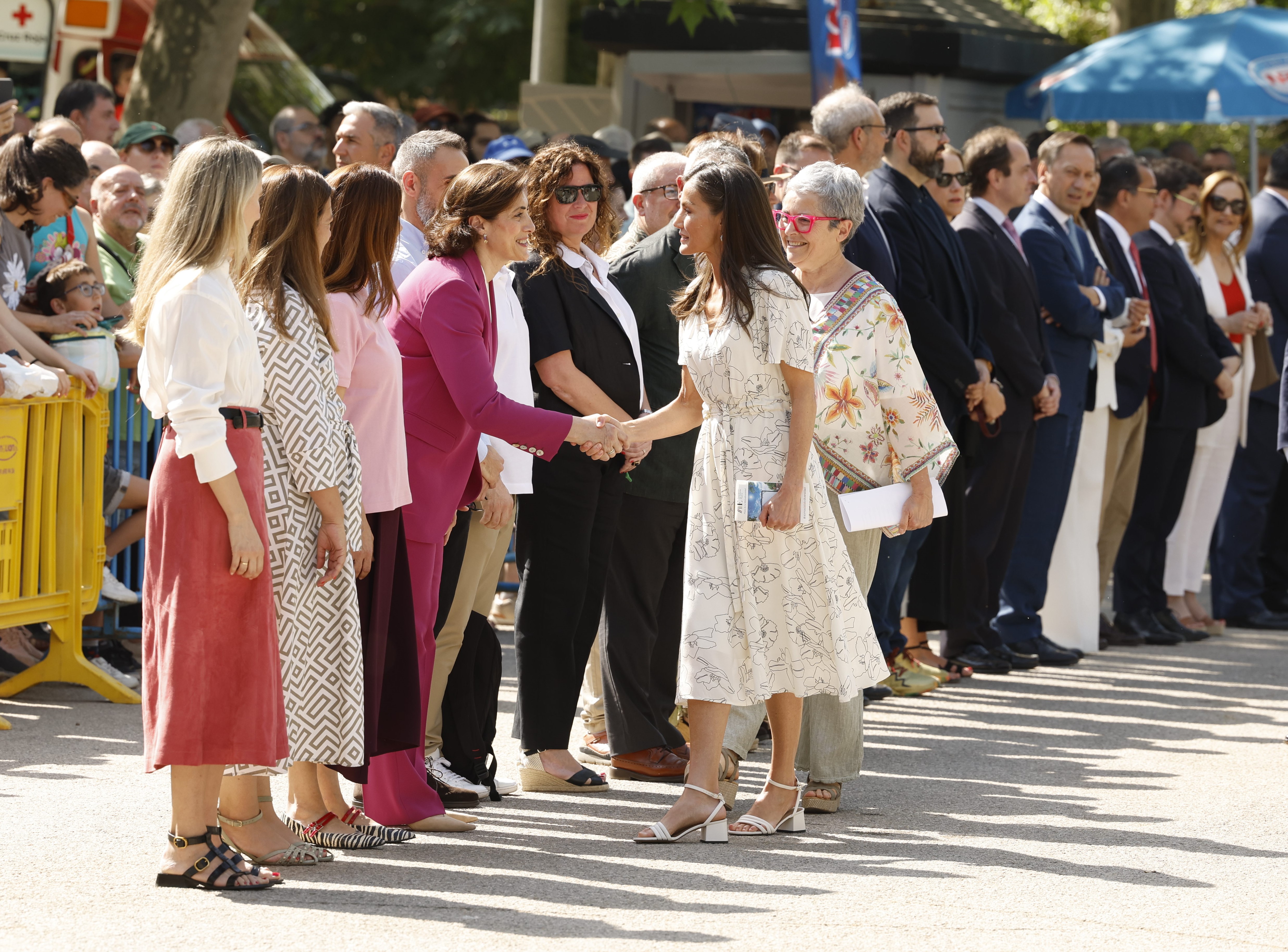 La Reina Letizia saluda a la directora de Comunicación y Relaciones Institucionales de CaixaBank, María Martínez Gistau, en la inauguración de la Feria del Libro de Madrid.