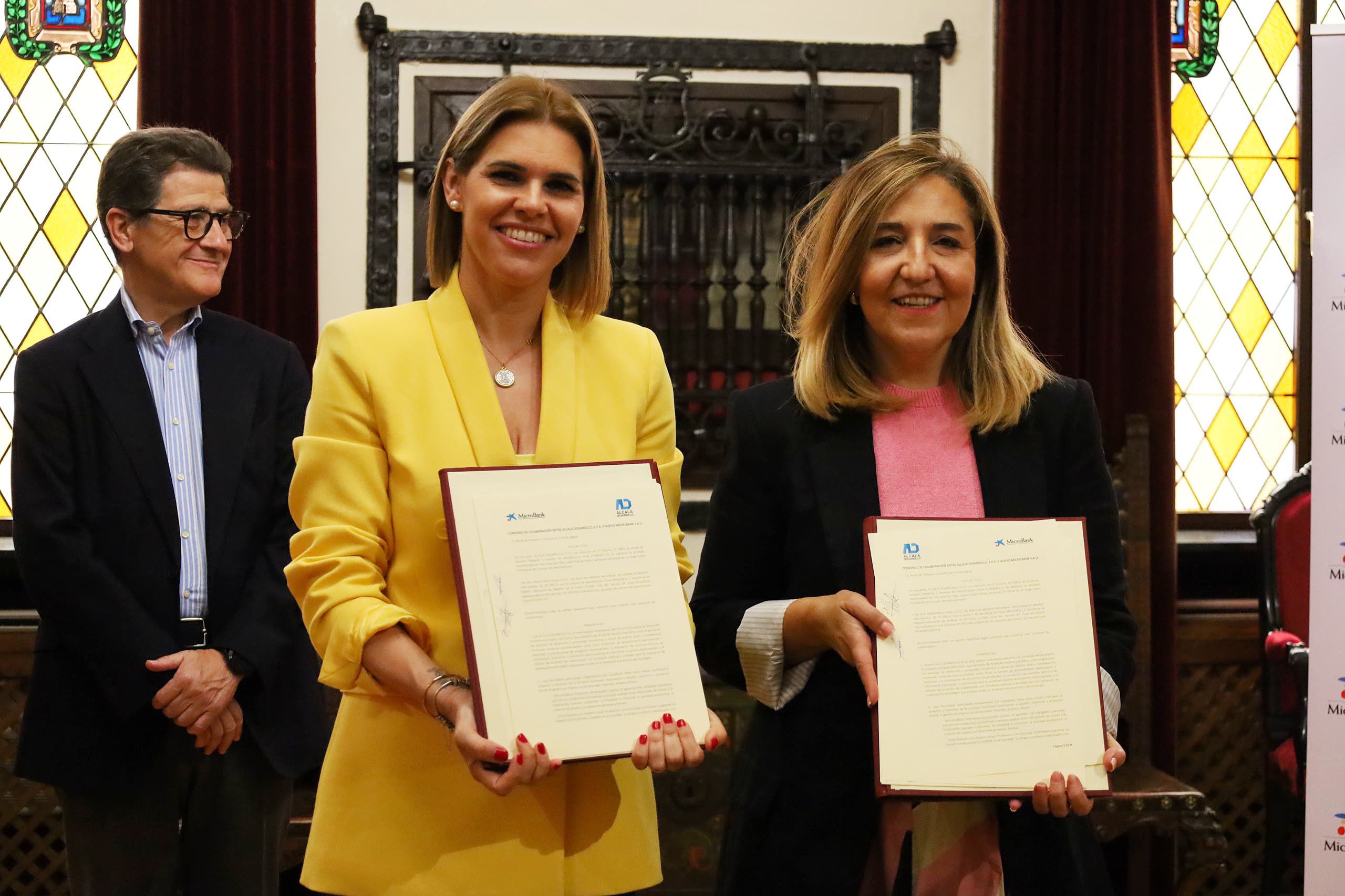  Judith Piqué, alcaldesa Alcalá de Henares y Eulalia Pulido, directora área negocio de CaixaBank