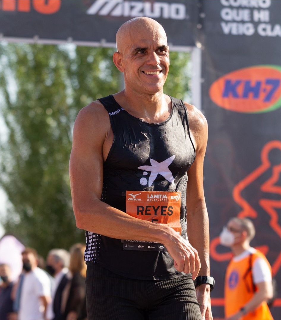 L'atleta internacional espanyol Reyes Estévez, medallista en múltiples campionats del món i Europeus, és en l'actualitat ambaixador del segment  running per a CaixaBank