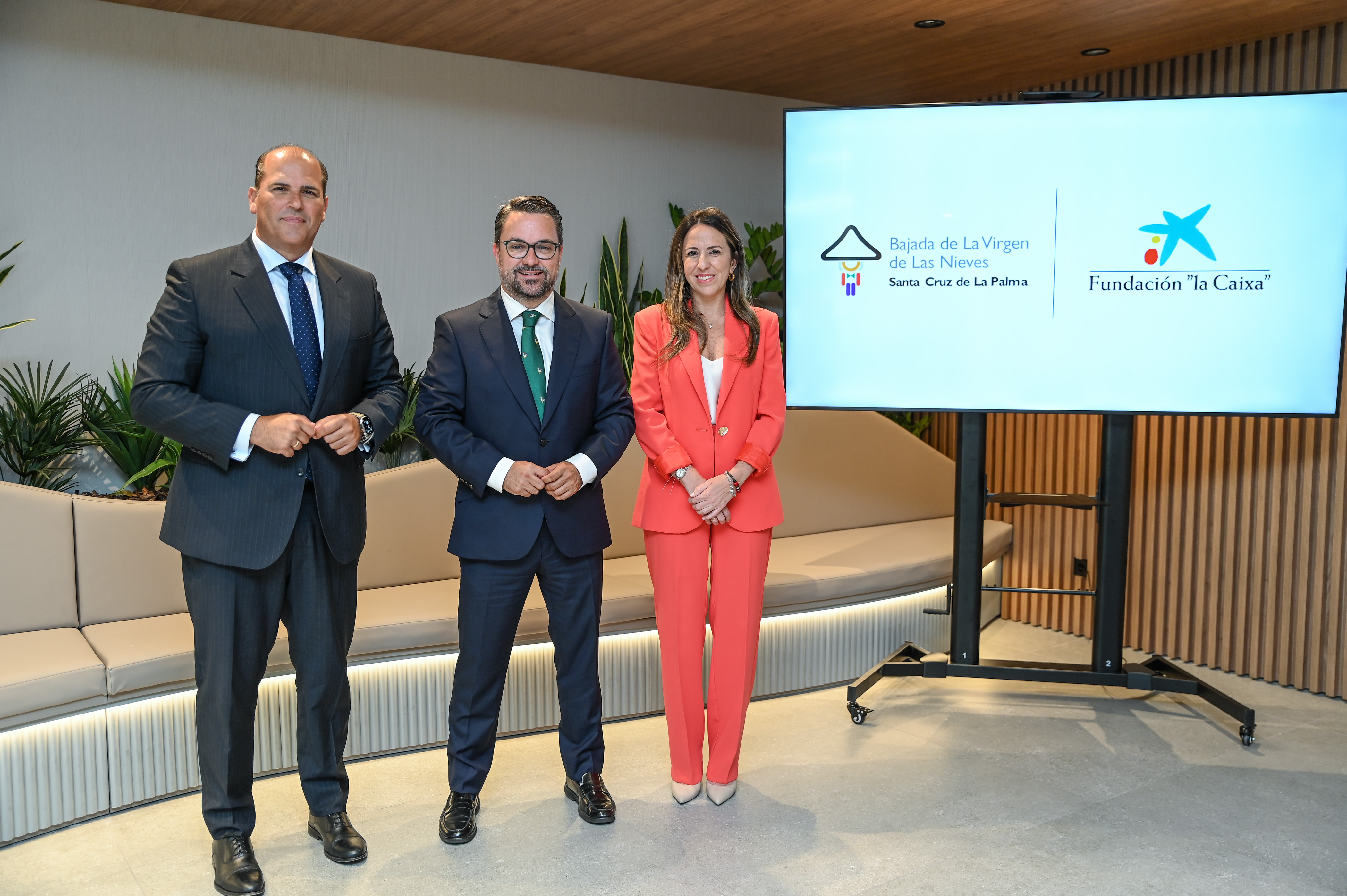 De izq. a dcha.: Manuel Afonso, director territorial de CaixaBank en Canarias; Asier Antona, presidente del Consejo Rector del Organismo Autónomo Local de la Bajada; y Cristina Daranas, directora de área de Negocio de CaixaBank en La Palma, durante la presentación del acuerdo.