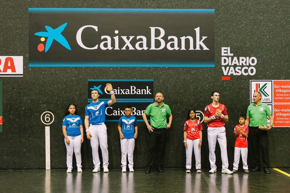 Danel, Maitane, Alain y Suleimy junto a Iñaki Artola y Jokin Altuna en la final de Manomanista