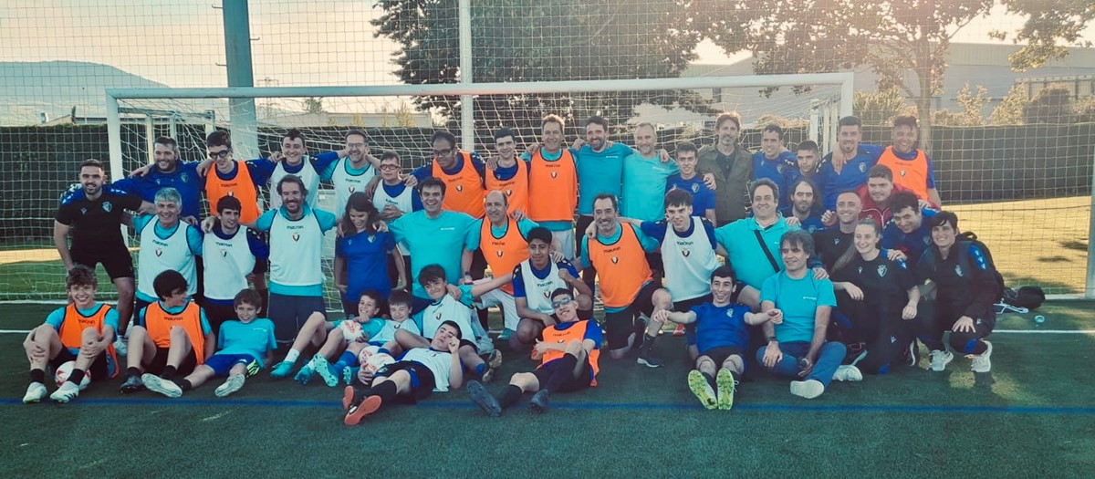 Partido de fútbol de Voluntariado CaixaBank con la liga Genuine de personas con discapacidad del Club Atlético Osasuna