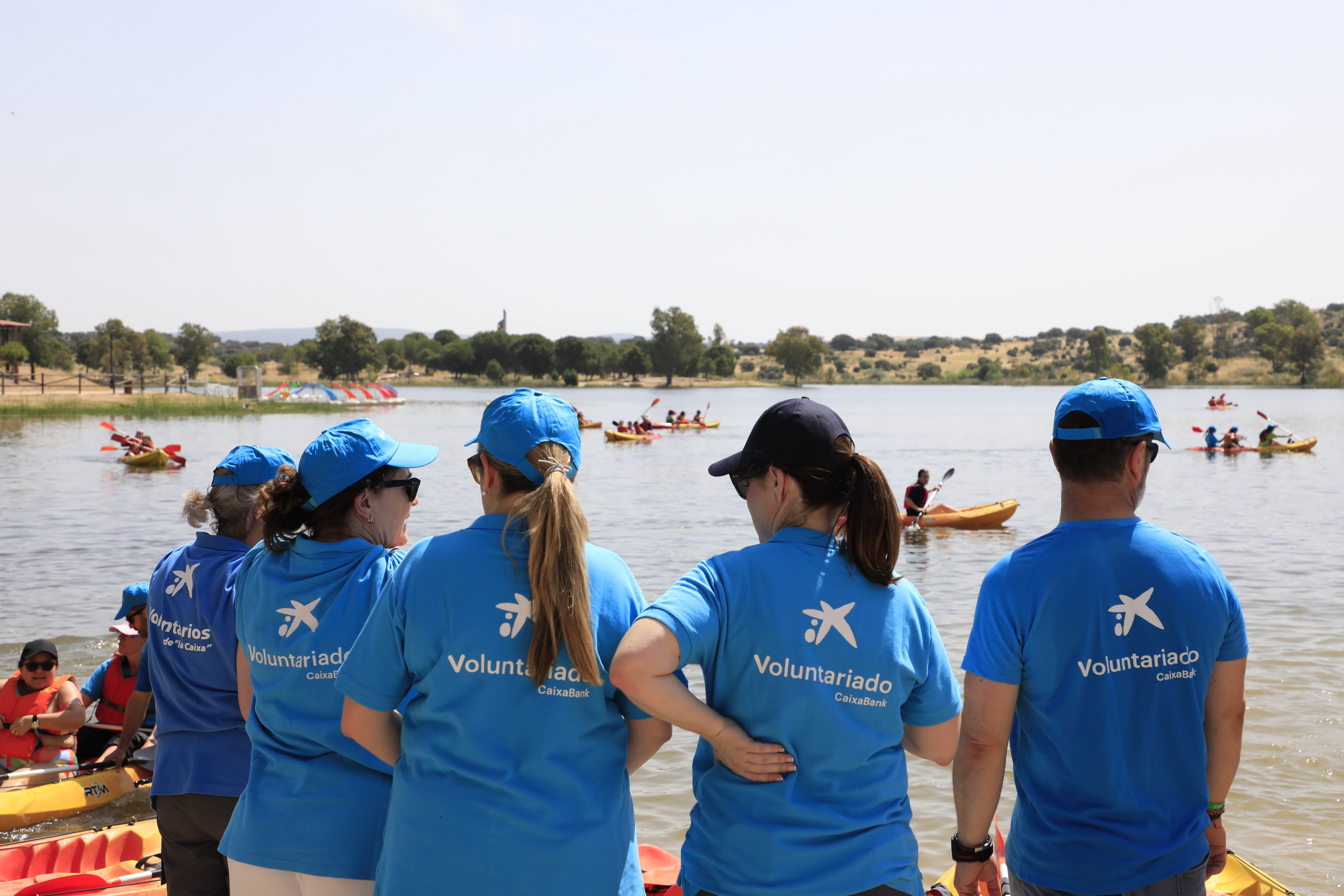 Image of CaixaBank volunteers participating in an inclusive canoeing activity at the Proserpina Reservoir (Badajoz).