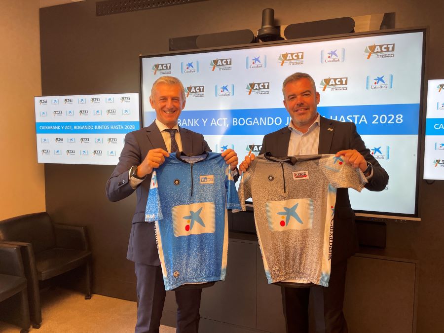 Juan Pedro Badiola y Borja Rodrigo ponsando con los maillots de esta temporada