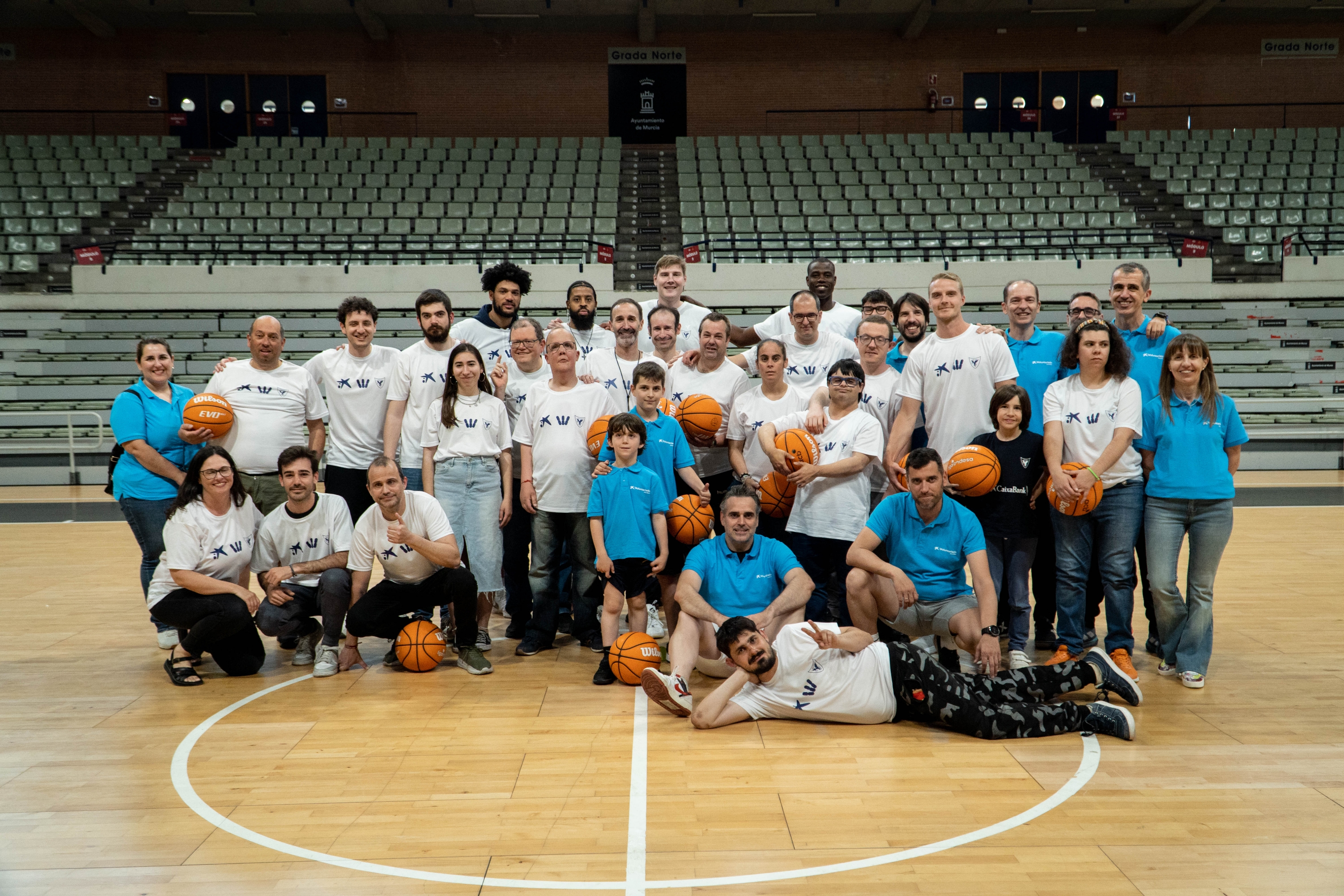 ENTRENAMIENTO SOLIDARIO UCAM MURCIA C.B. Y VOLUNTARIADO CAIXABANK CON JÓVENES USUARIOS DE FUNDOWN
