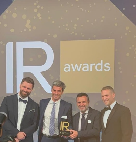 Entrega del premio de IR Impact al equipo de Relación con Accionistas de CaixaBank