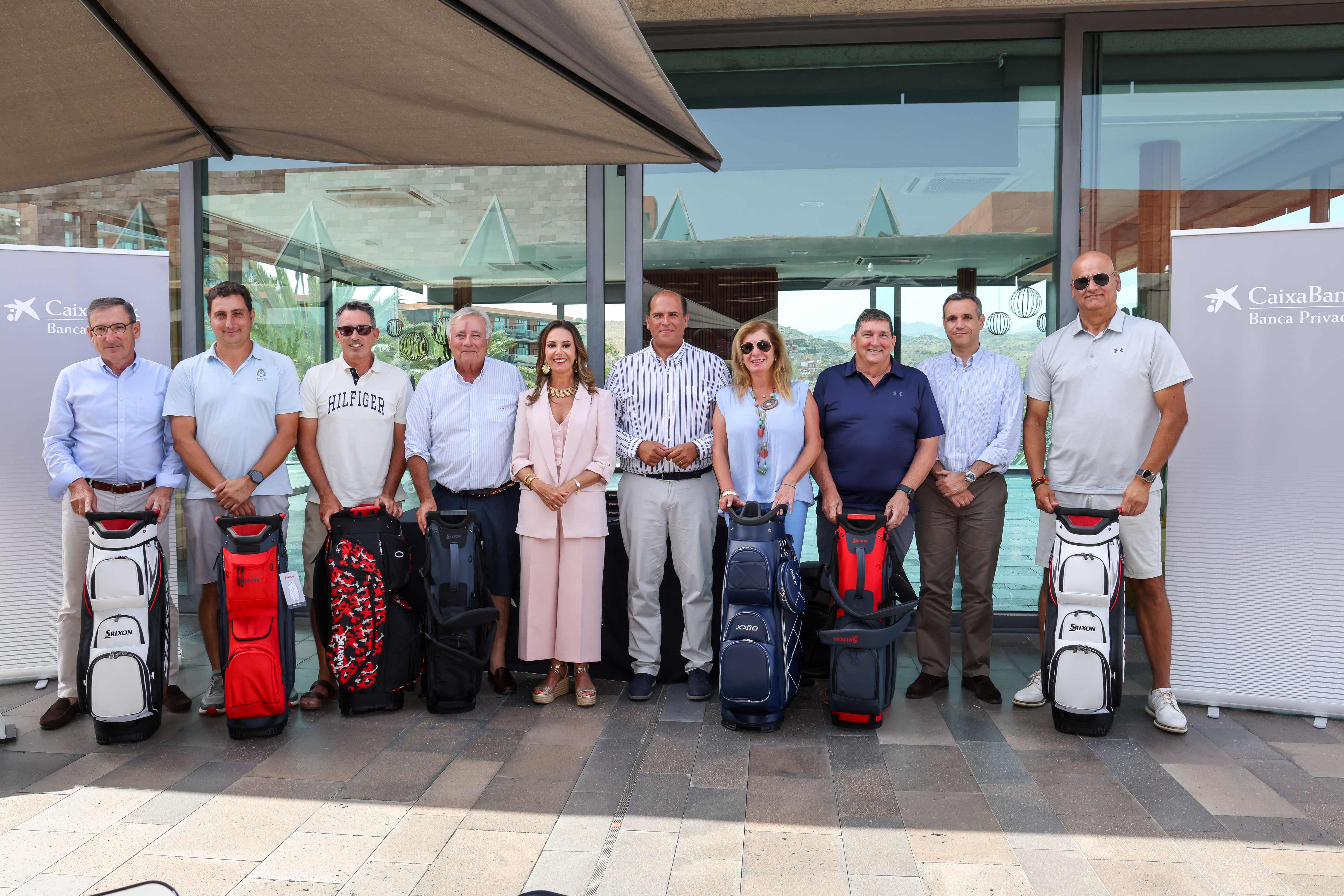 Los ganadores del torneo en la foto de familia con el director territorial de CaixaBank en Canarias, Manuel Afonso, y la directora comercial de Banca Privada, Laura García.