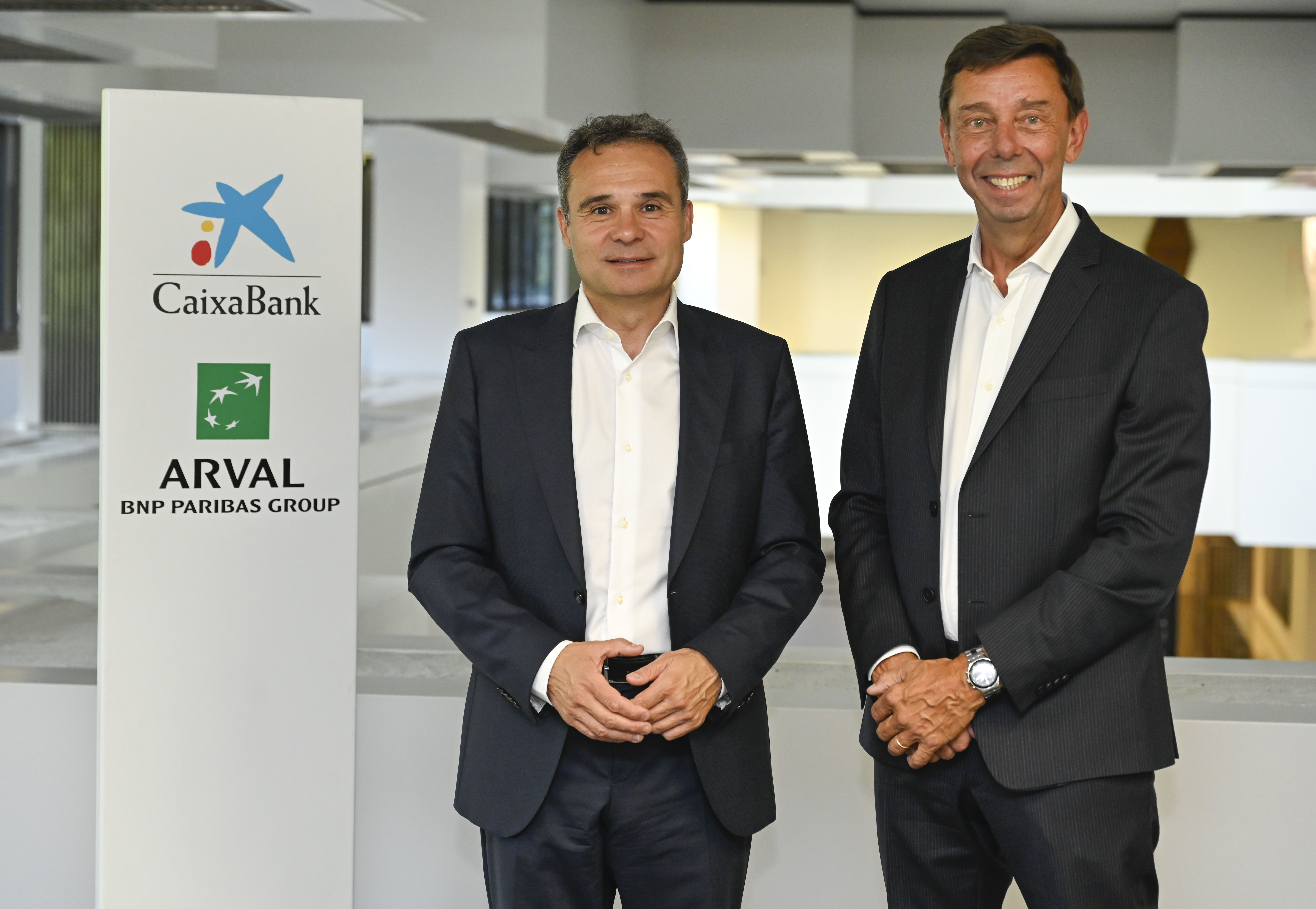 Jordi Nicolau, director de Payments & Consumer de CaixaBank, y Alain van Groenendael, CEO de Arval
