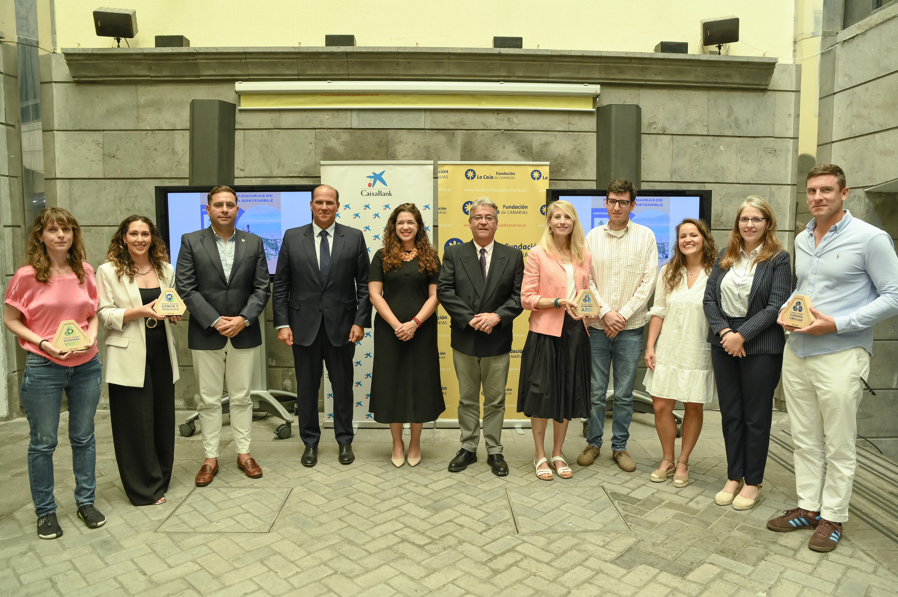 Foto de familia ganadores de la edición 2024 de los Premios Canarias de Economía Sostenible.