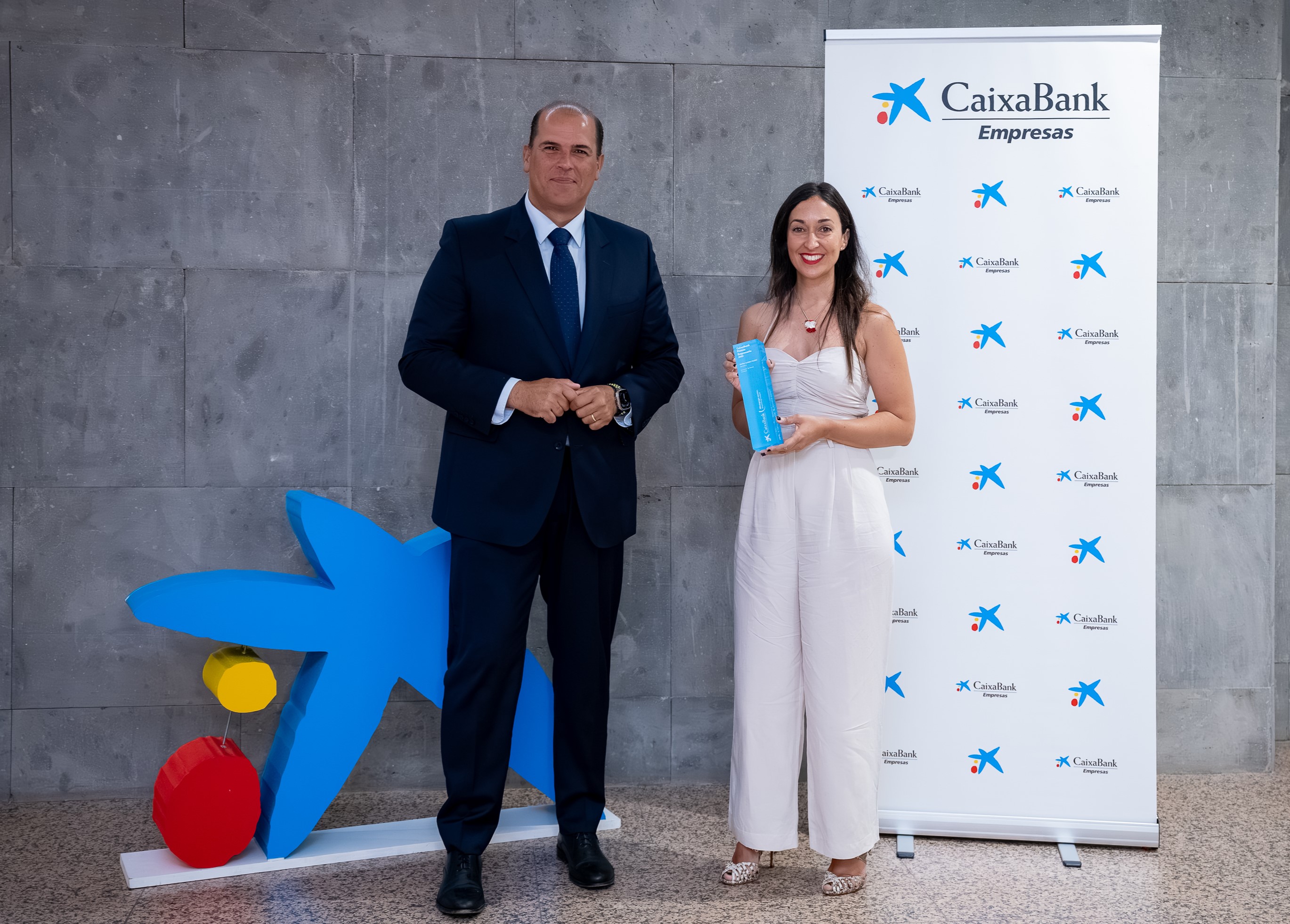 Manuel Afonso, director territorial de CaixaBank en Canarias, y Dafra Suárez, ganadora territorial del 'CaixaBank Premio Empresaria' en las Islas.