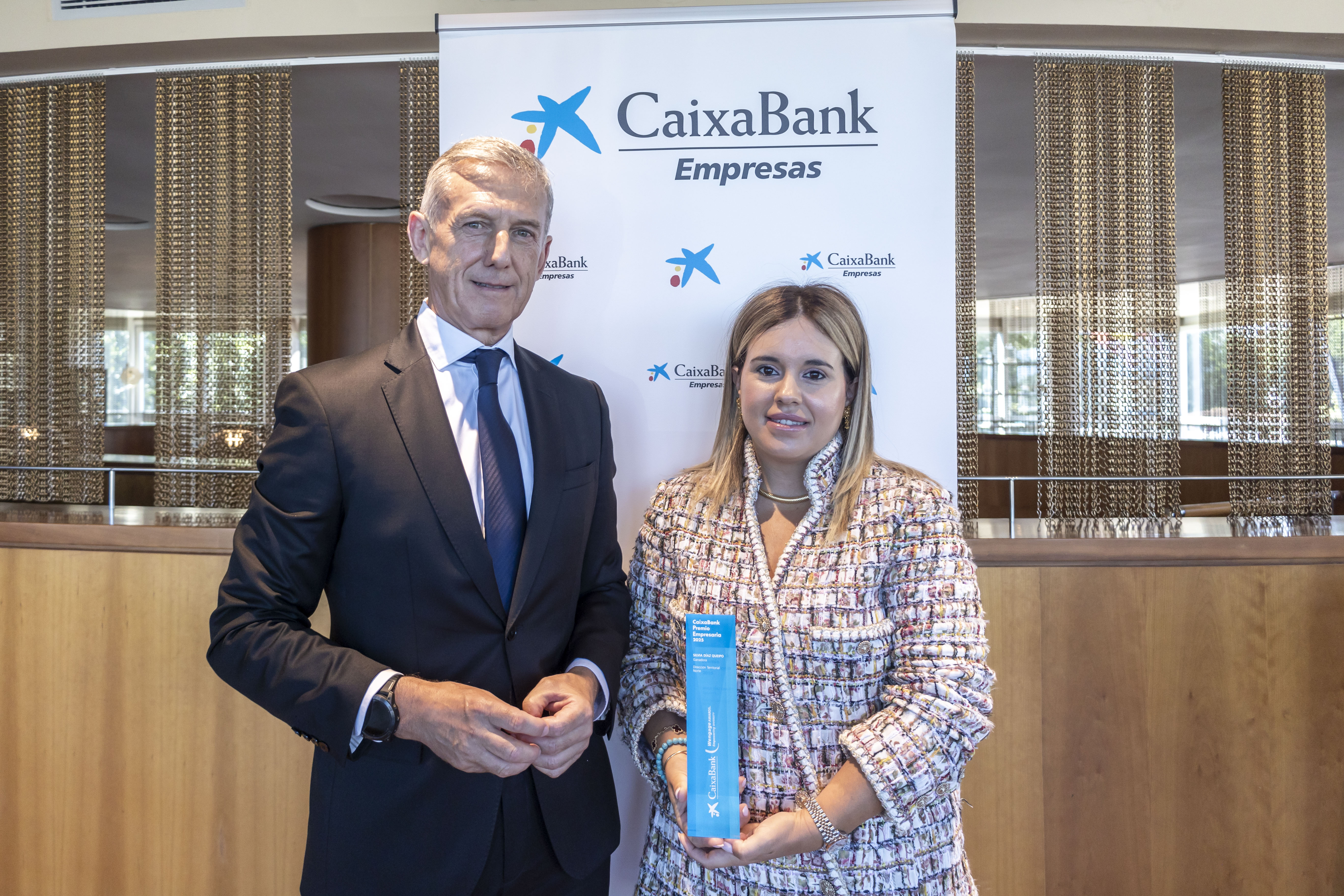 Juan Pedro Badiola, director territorial norte CaixaBank, y Silvia Díaz con el premio