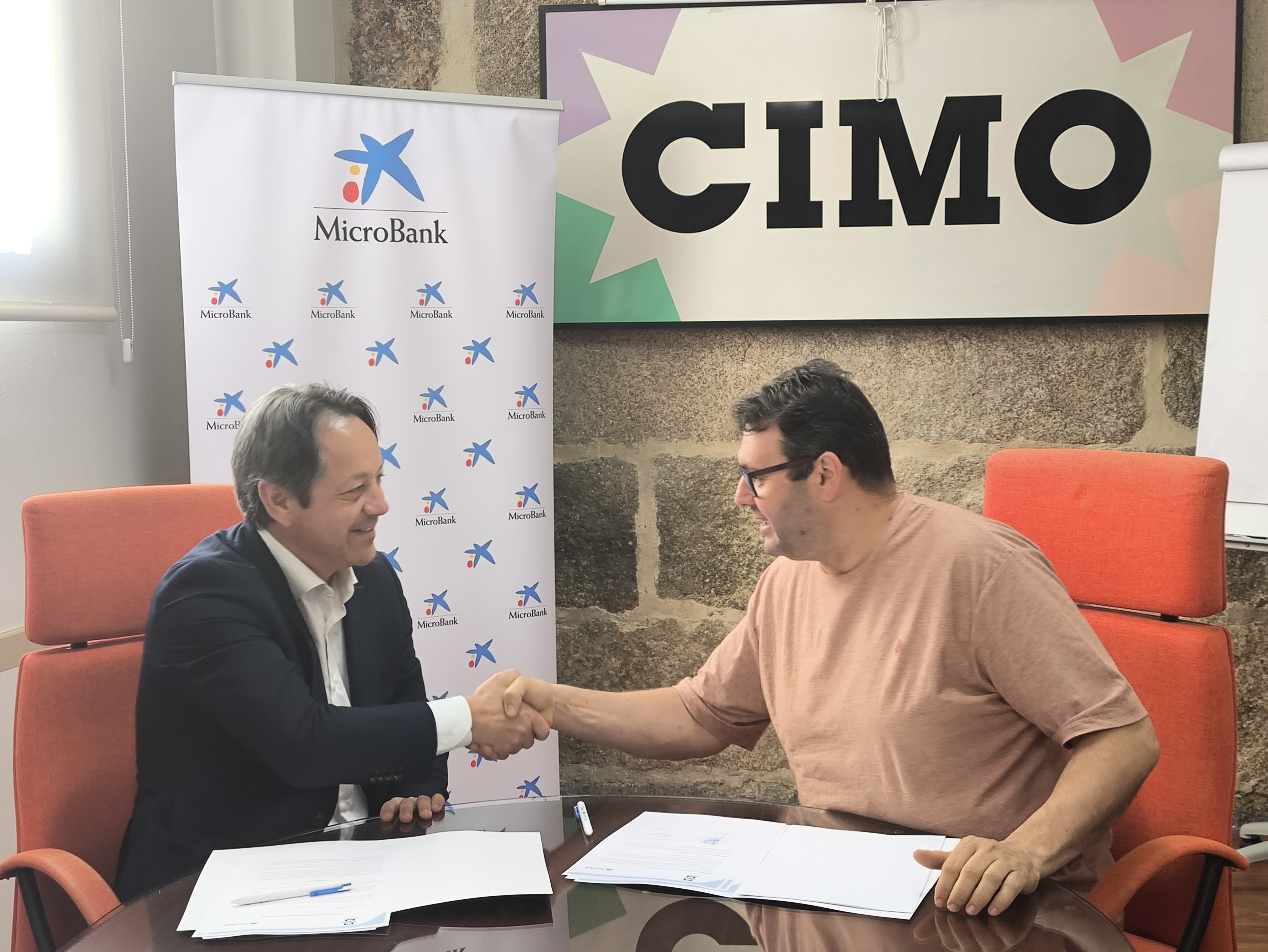 El secretario general de CIMO, Eduardo González, junto con el director de área de CaixaBank en Ourense, Antonio Lema.