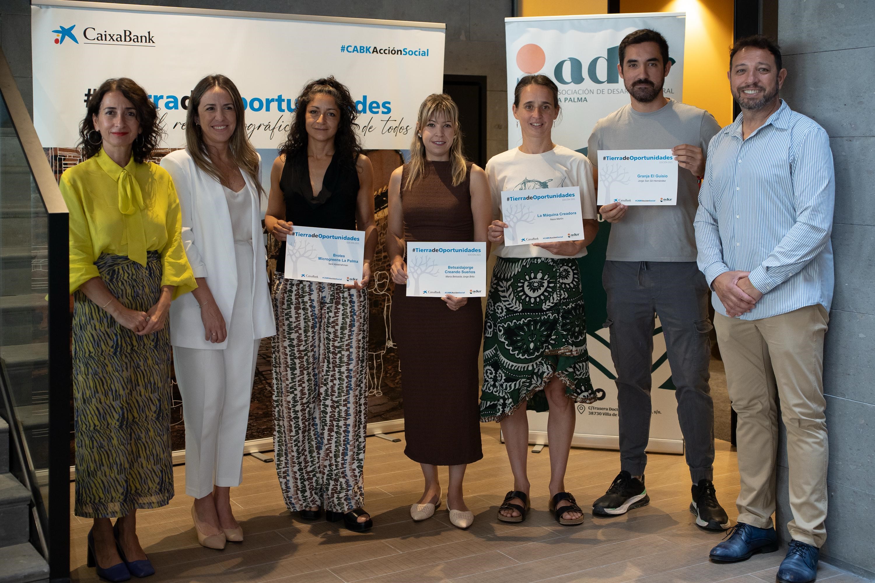 Foto de familia con los emprendedores seleccionados y representantes de CaixaBank y ADER La Palma.