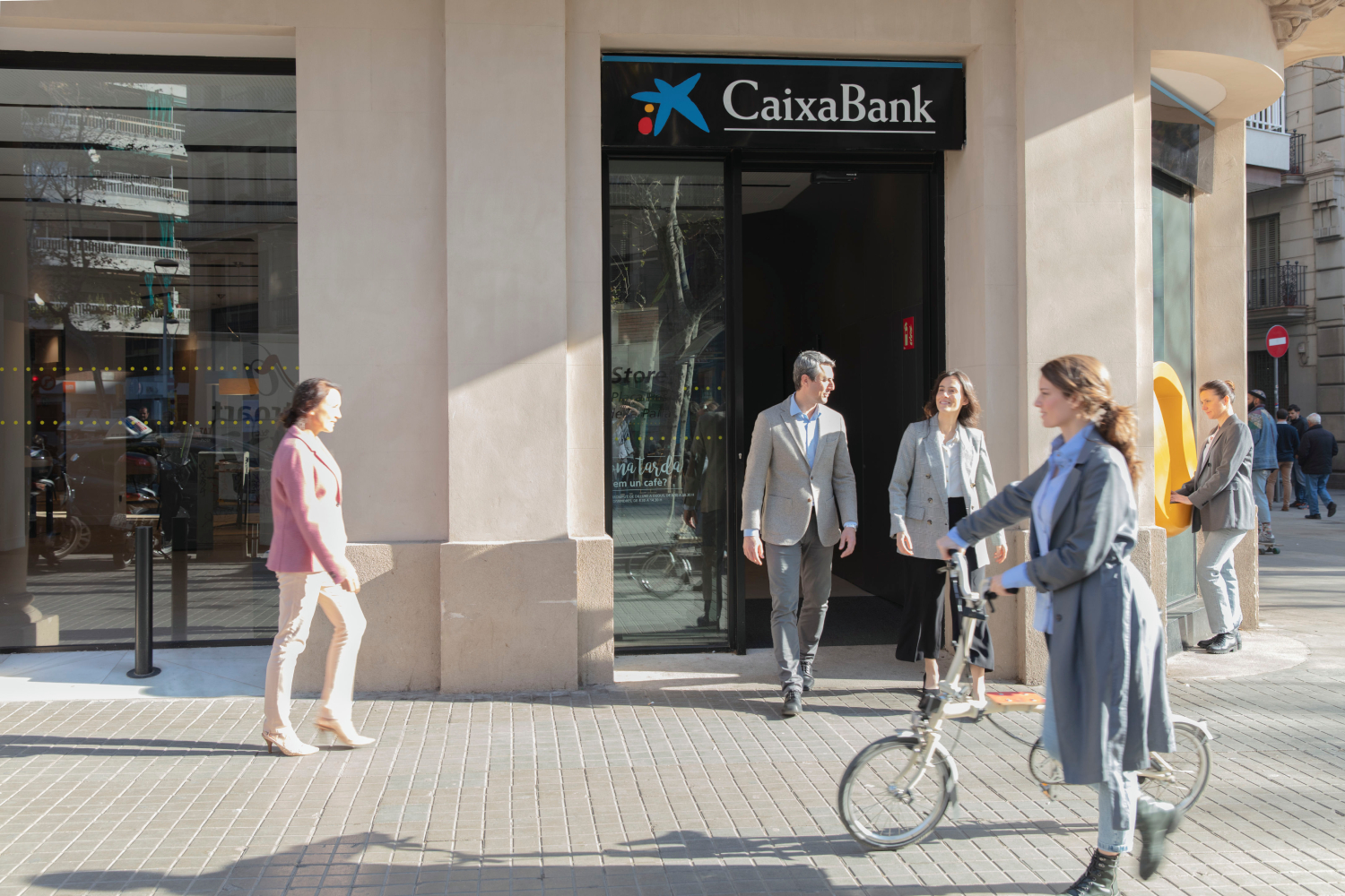 Los jóvenes pueden solicitar la hipoteca a través de las oficinas de CaixaBank o de la app de imagin.