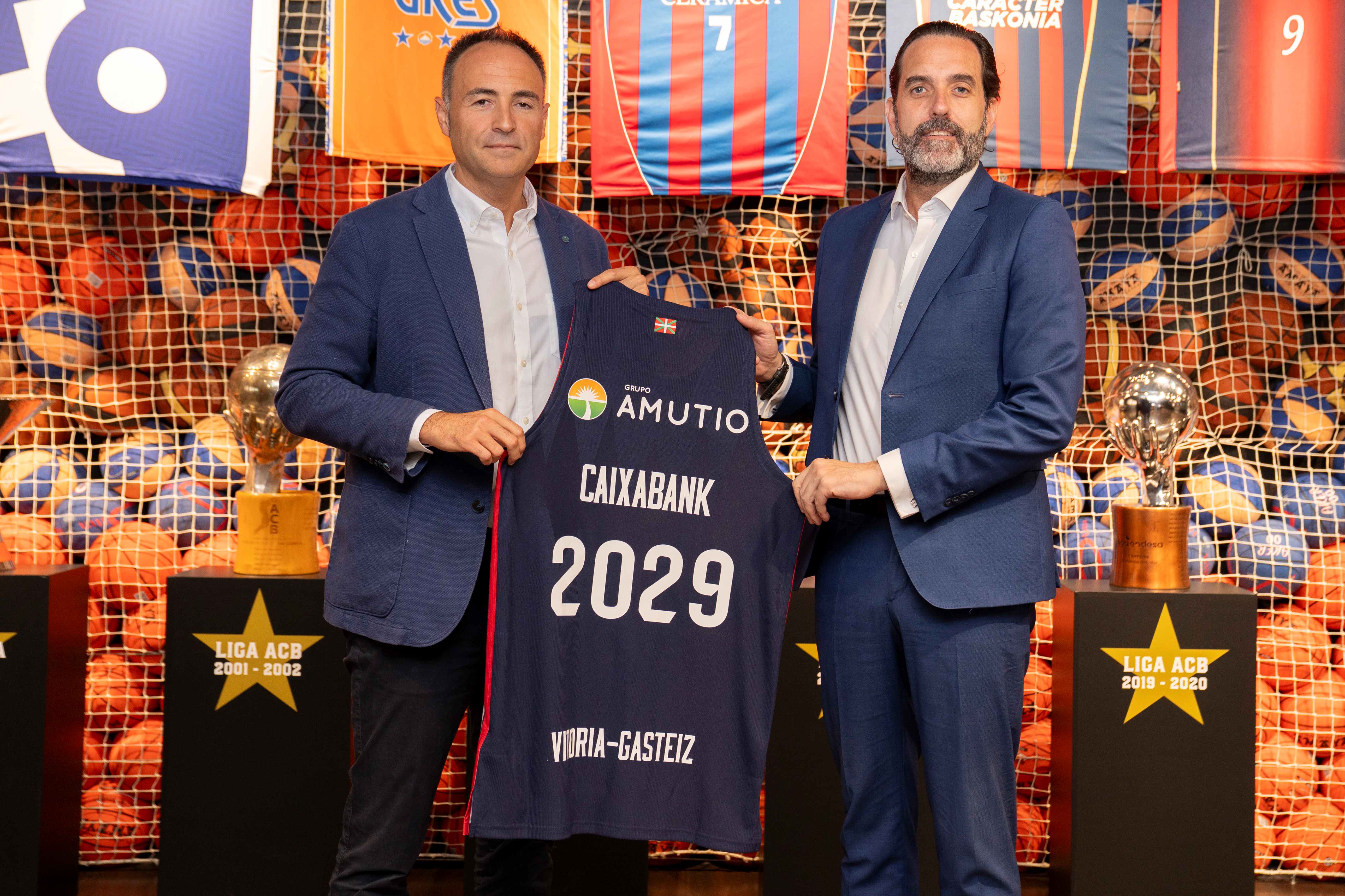 Haritz Kerejeta, CEO del Grupo Baskonia-Alavés, y Gorka Arana, director comercial de banca retail de CaixaBank en la zona norte