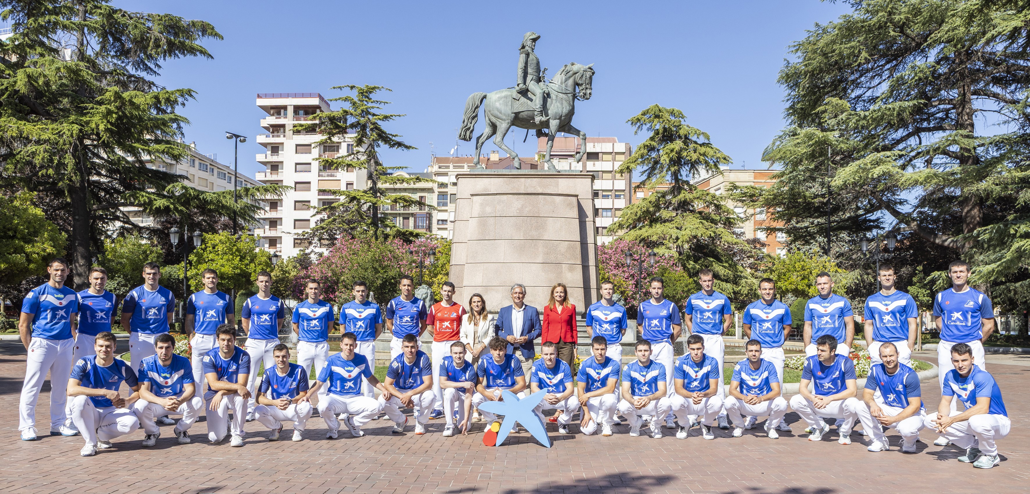 Presentación del Torneo San Mateo de pelota con la directora territorial Ebro de CaixaBank, Isabel Moreno, autoridades, organizadores y pelotaris
