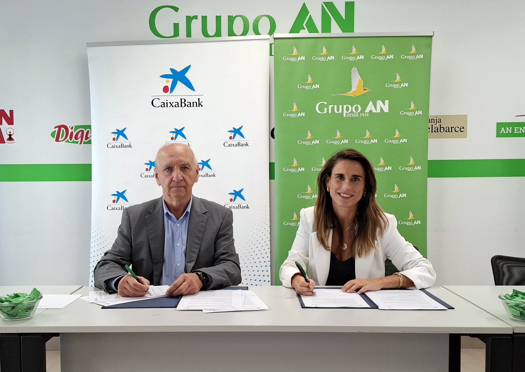 Isabel Moreno, directora territorial Ebro de CaixaBank, y Francisco Arrarás, presidente del Grupo AN, firmando el convenio entre ambas entidades en la sede de la cooperativa.