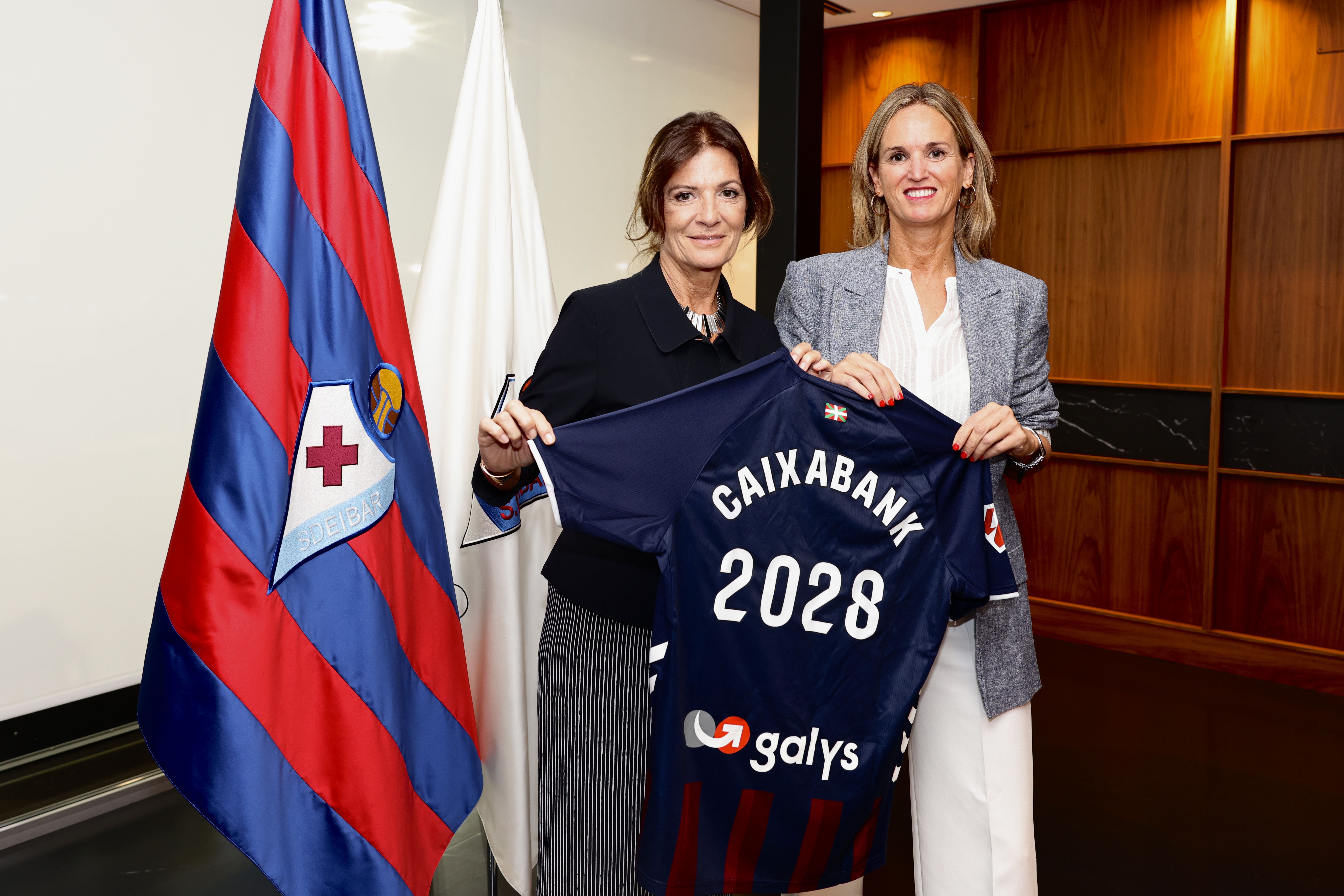 Amaia Gorostiza, presidenta de la SD Eibar, y Elixabete Goenaga, directora de área de negocio de CaixaBank en Gipuzkoa