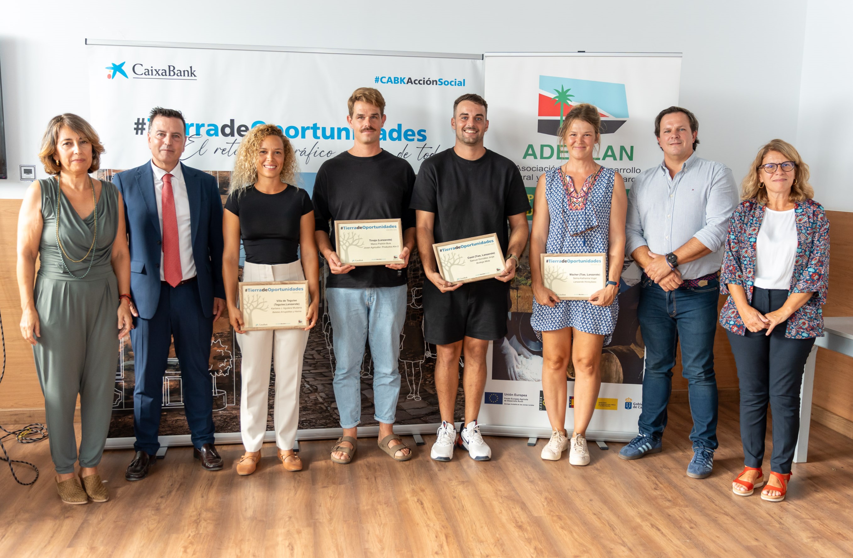 Foto de familia con los emprendedores seleccionados y representantes de CaixaBank y ADERLAN.