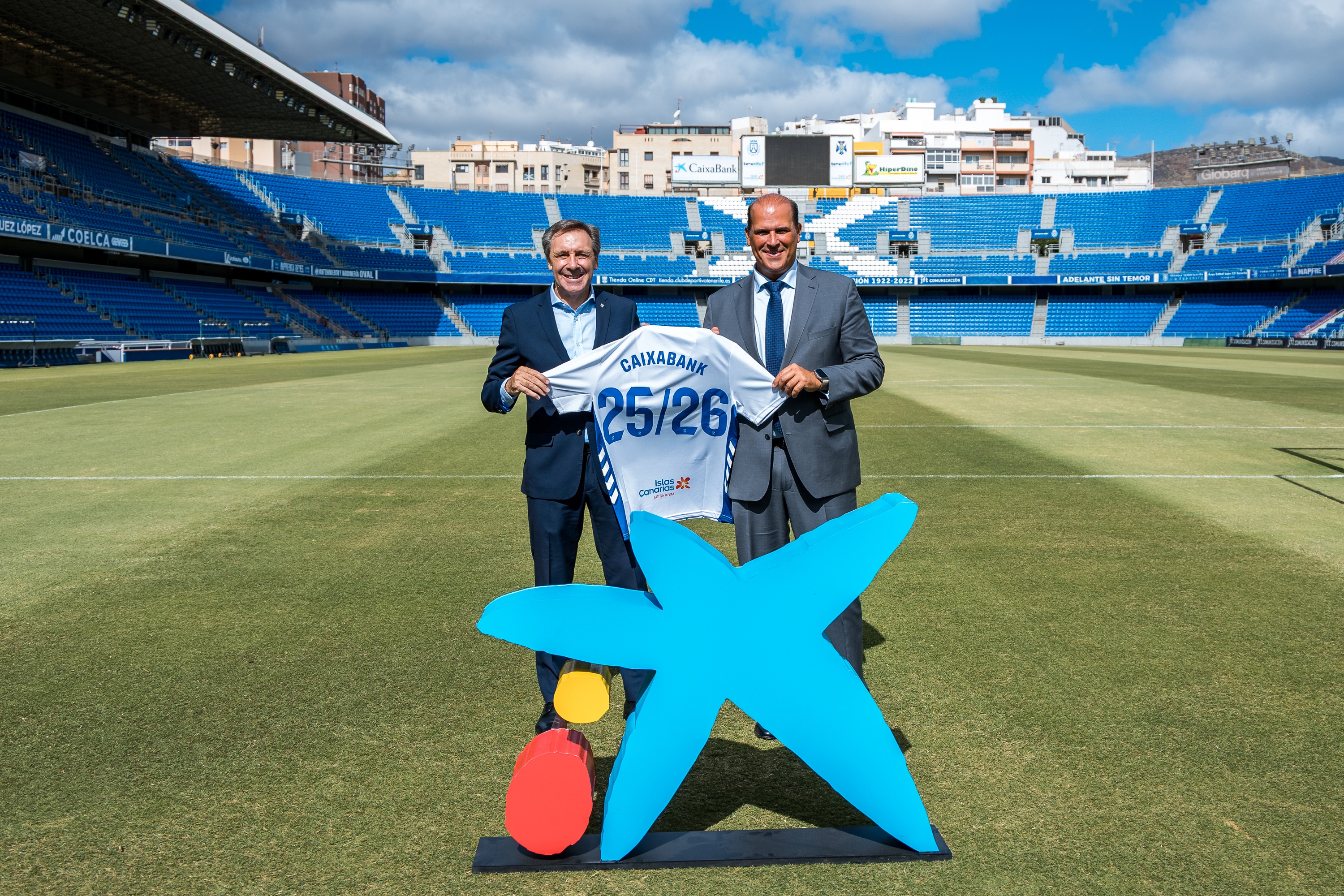 Felipe Miñambres, presidente del CD Tenerife, y Manuel Afonso, director territorial de CaixaBank en Canarias, durante la presentación del acuerdo.