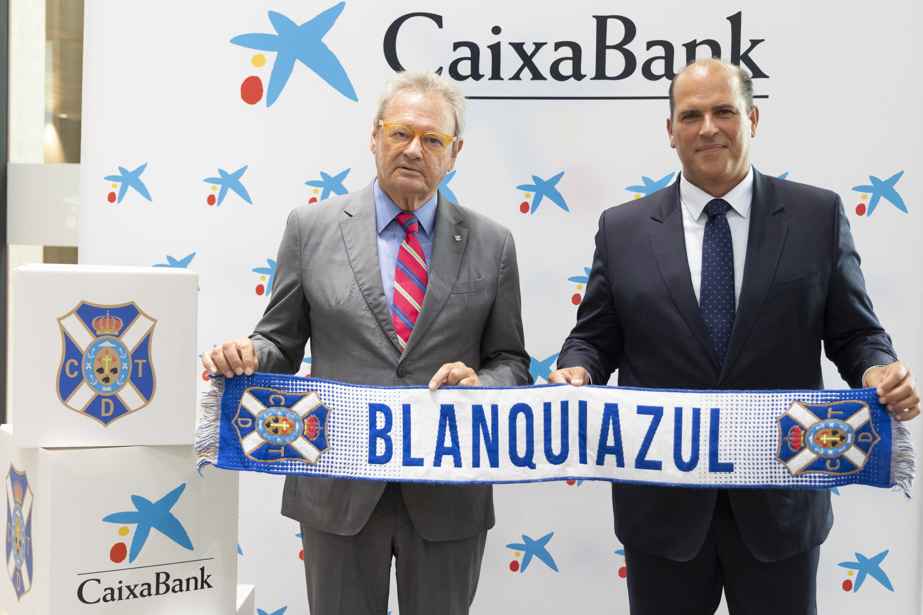 Sergio Batista, presidente del Club Deportivo Tenerife Femenino, y Manuel Afonso, director territorial de CaixaBank, durante la presentación del acuerdo.