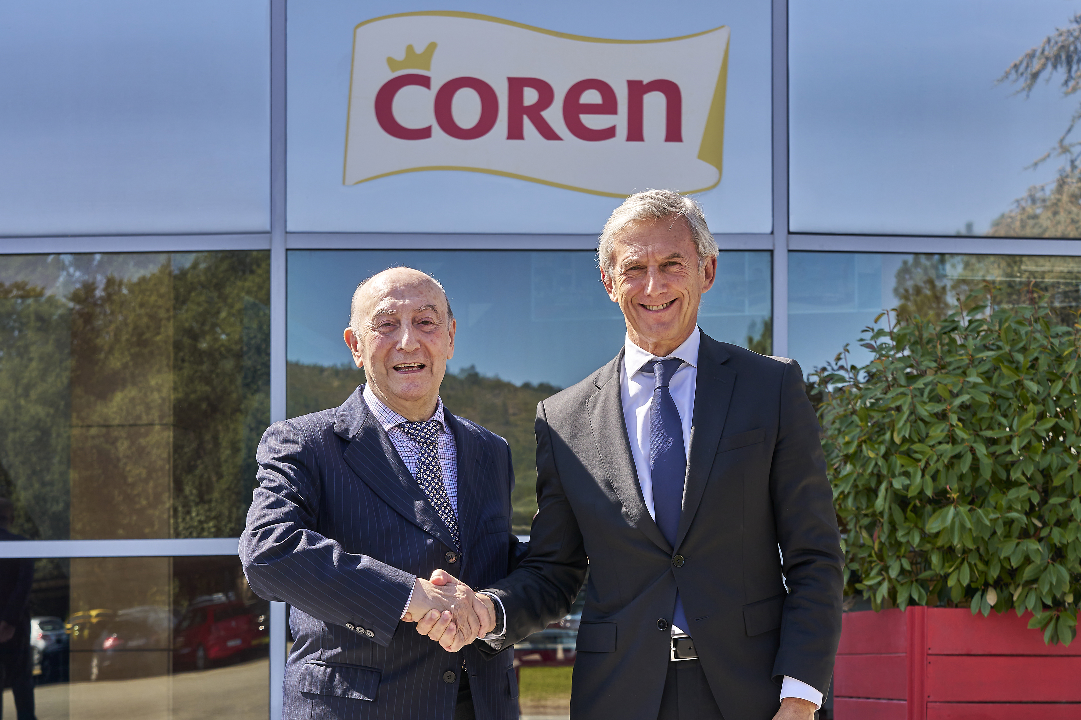 Manuel Gómez-Franqueira, presidente del Grupo Coren, así como Juan Pedro Badiola, director territorial norte de CaixaBank