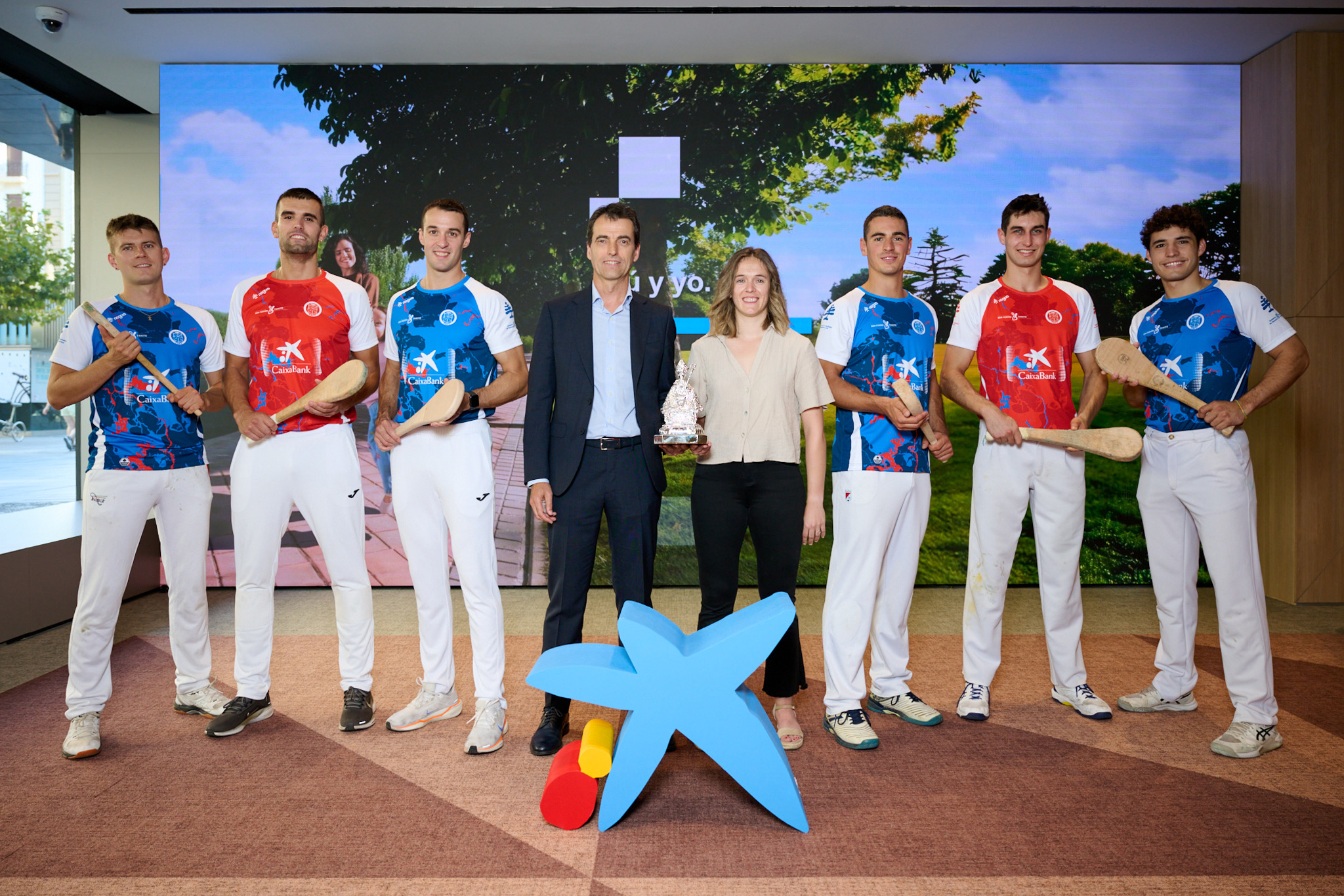 Jose Antonio Lahoz, director de Instituciones de la DT Ebro de CaixaBank, junto con Andrea Lusarreta, presidenta de la FNPV y los pelotaris
