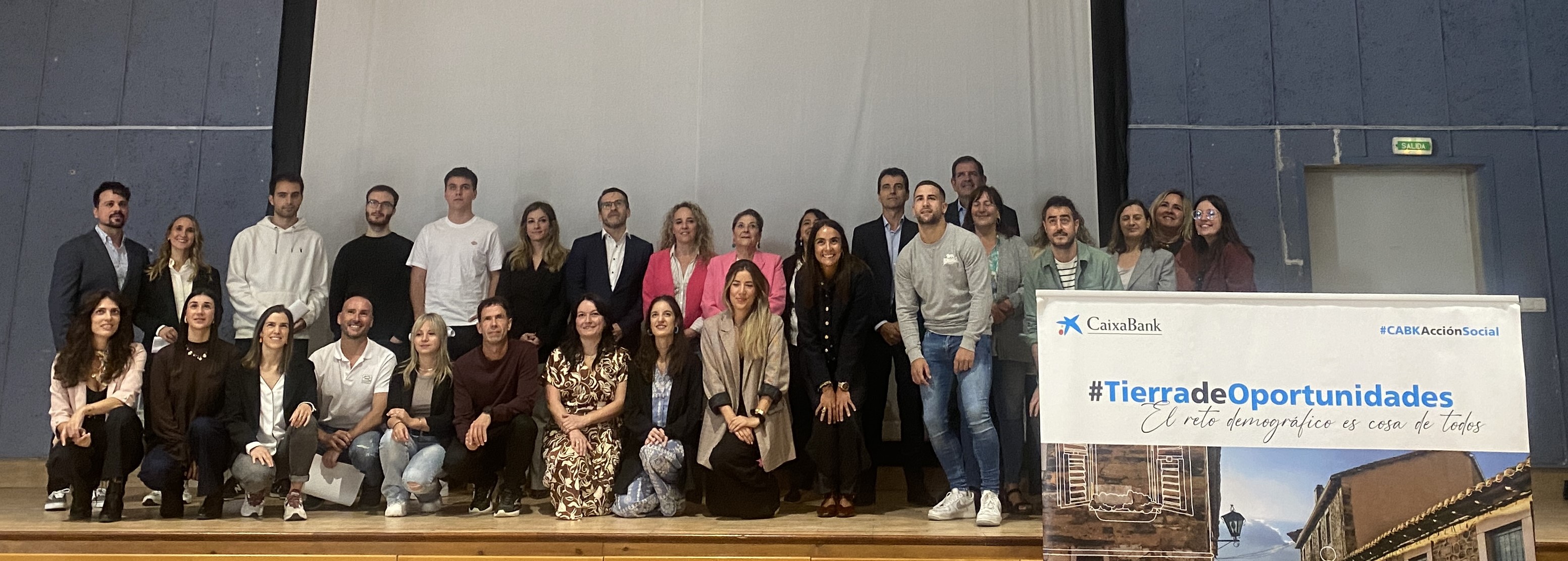 Jorge García, responsable de Acción Social, José Antonio Lahoz, director de  Instituciones, Estibaliz Igoa, DAN de CaixaBank, junto con los Grupos de Acción Local y las personas emprendedoras premiadas.