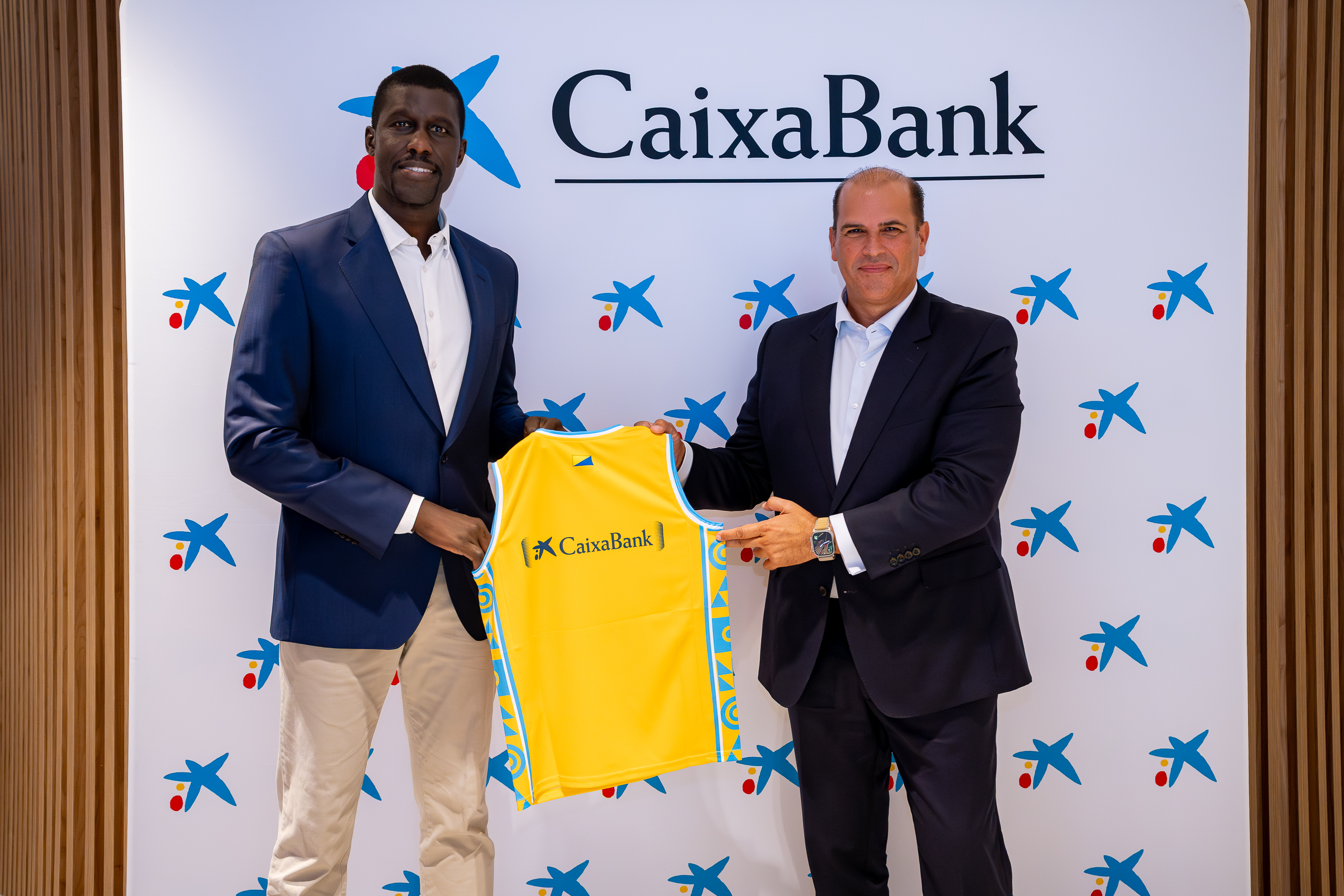 Sitapha Savané, presidente del Club Baloncesto Gran Canaria, y Manuel Afonso, director territorial de CaixaBank en Canarias, durante la presentación del acuerdo.