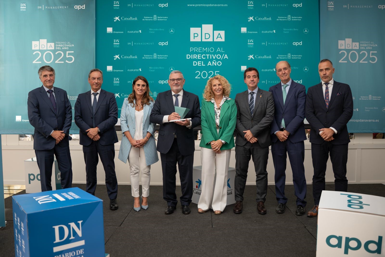 Isabel Moreno, directora territorial Ebro de CaixaBank, junto con el premiado, Juan Goñi, y el resto de organizadores y patrocinadores