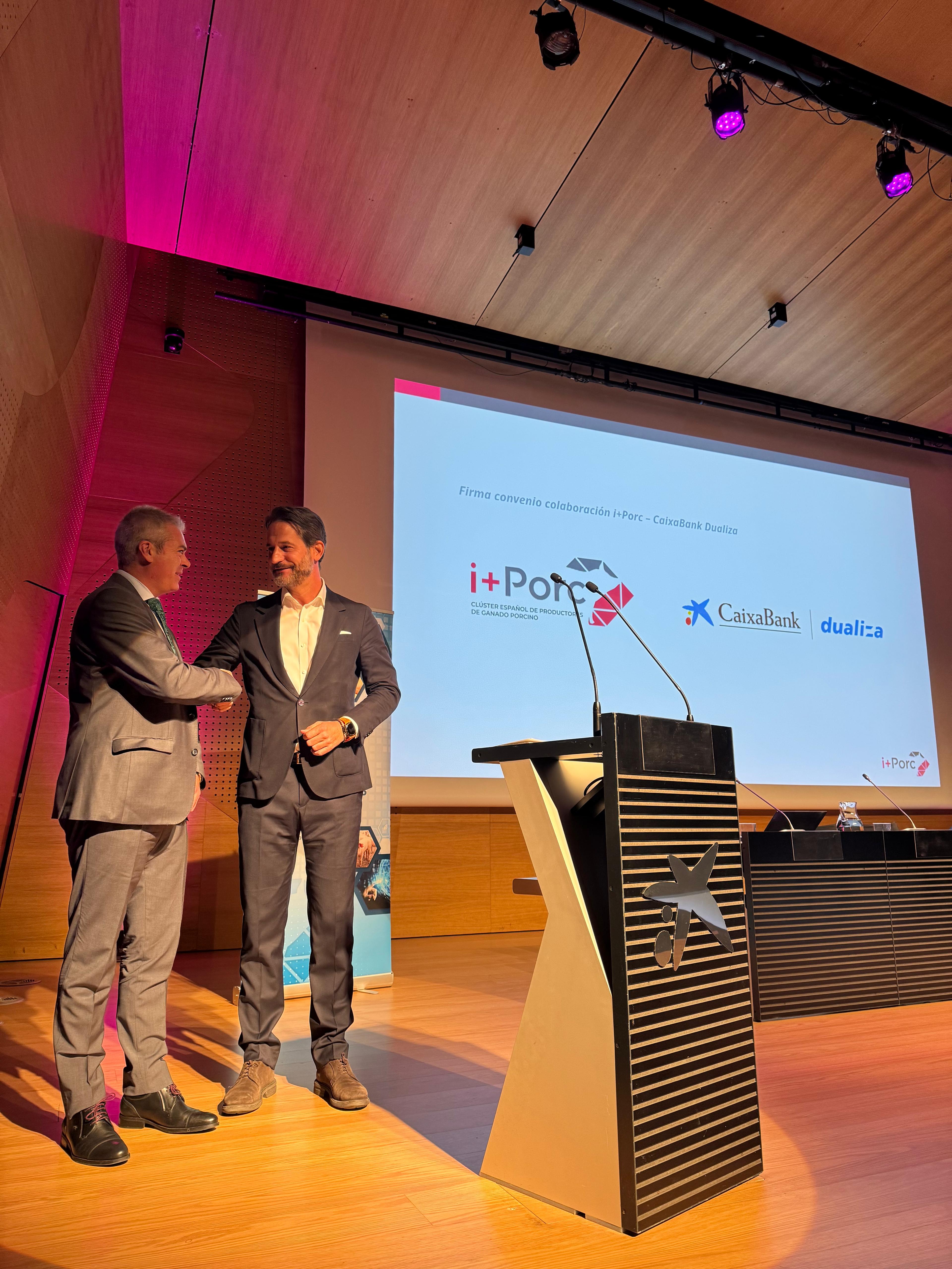 Carlos Sanchez, director comercial de Empresas en la territorial Ebro de CaixaBank y Manuel Ramos Minero, presidente de i+Porc.