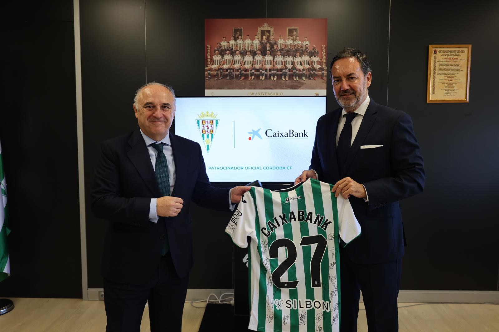 Juan Ignacio Zafra, director territorial de CaixaBank en Andalucía, y Antonio Fernández Monterrubio, CEO del Córdoba CF