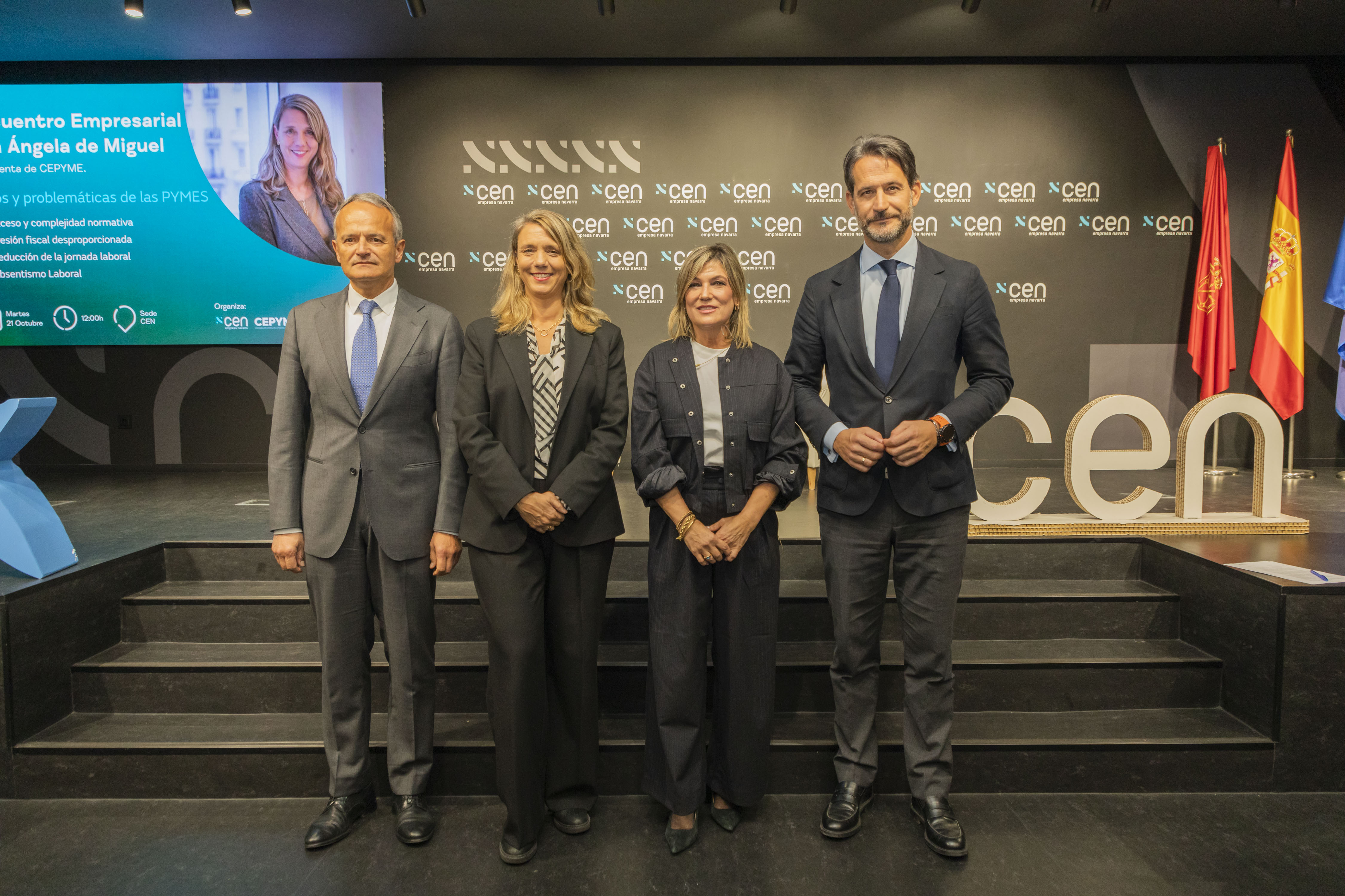 Carlos Sánchez Mitelbrum, director comercial de Empresas DT Ebro de CaixaBank, con Manuel Piquer, presidente de CEN; Ángela de Miguel, presidenta de CEPYME; y Laura Sandúa, presidenta de Fapymen.