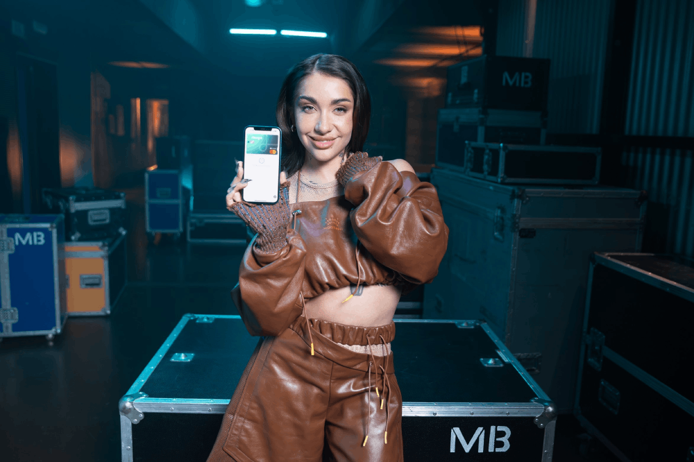 Imagen de la campaña de la tarjeta de débito de imagin con María Becerra