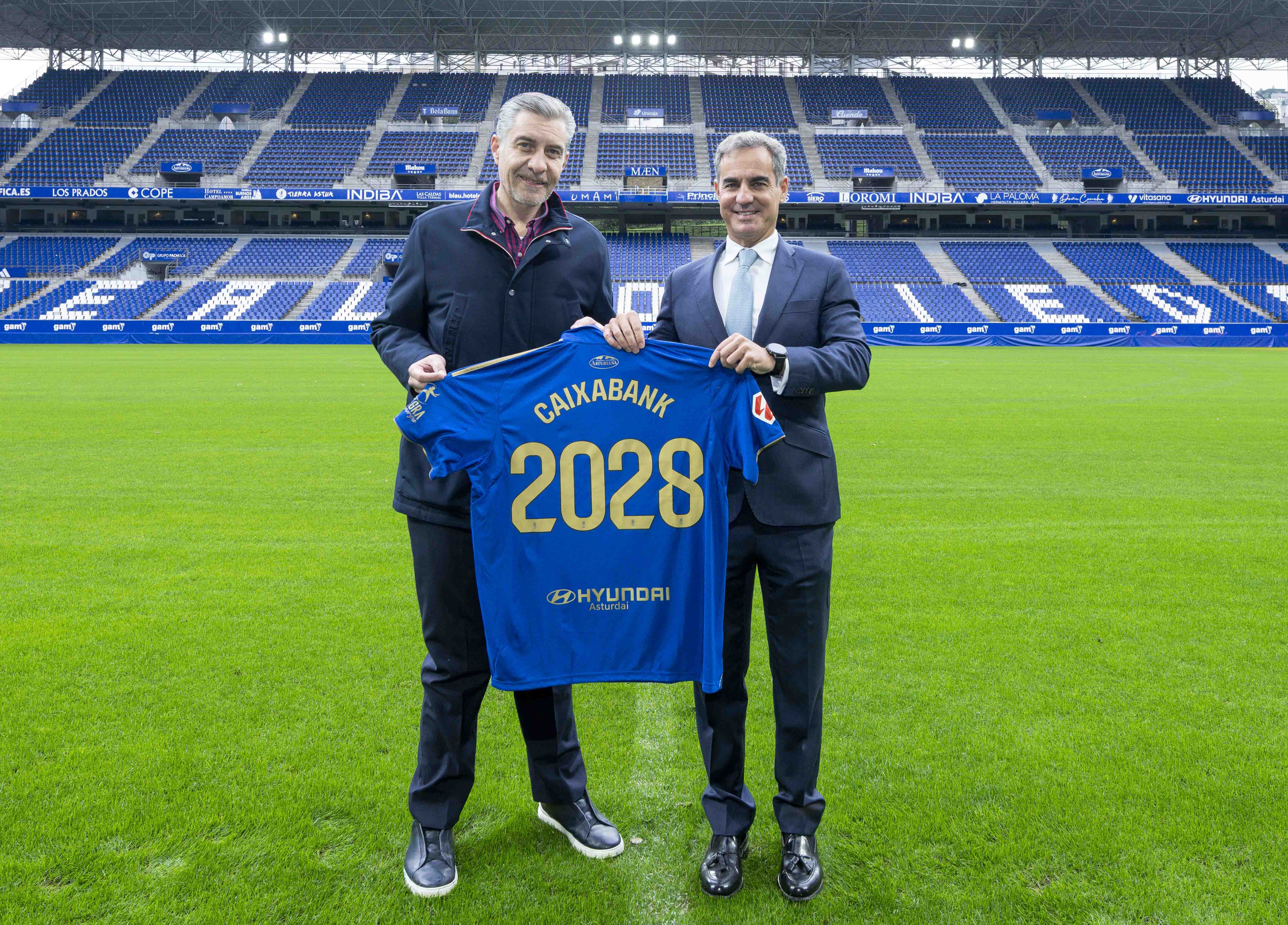 El presidente del Real Oviedo, Martin Peláez, y el director comercial de Red Asturias - Cantabria de CaixaBank, Emilio Cuadrado