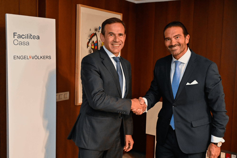 From the left, Jaume Masana, CaixaBank’s Business Director, and Juan-Galo Macià, President for Iberia and South America at Engel & Völkers, during the signing of the agreement to strengthen the ‘Facilitea Casa’ real estate portal.