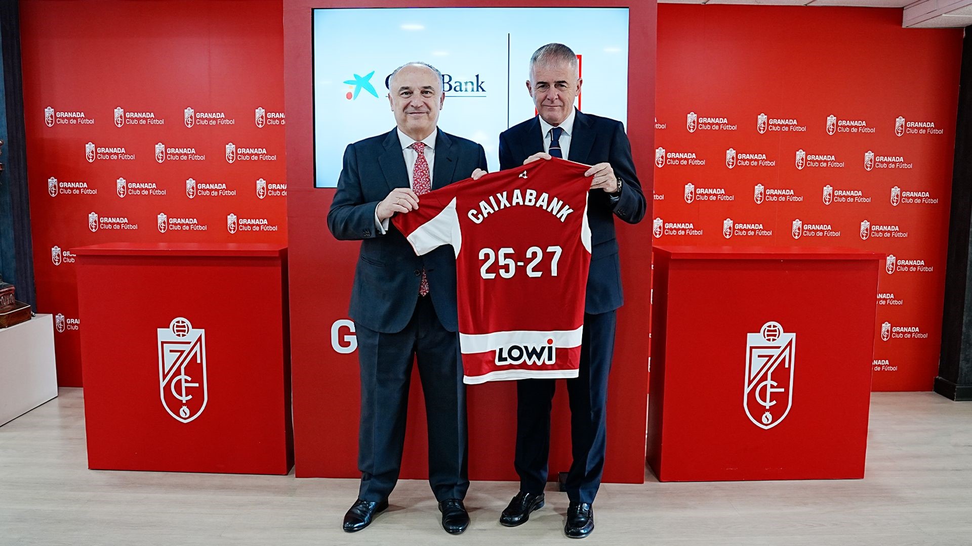 Juan Ignacio Zafra, director territorial de CaixaBank en Andalucía, y Lucas Alcaraz, director de la Ciudad Deportiva del Granada CF.