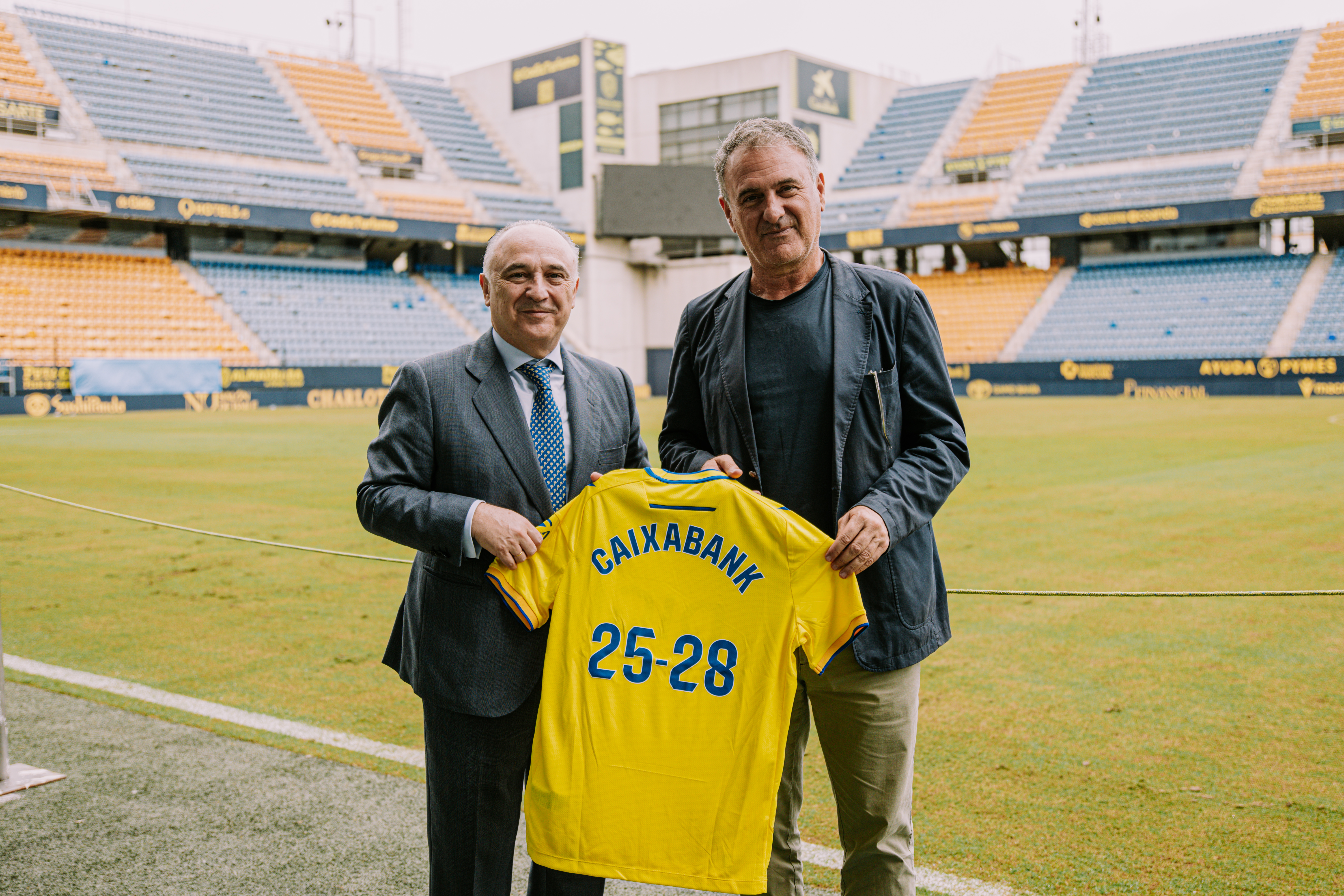 Juan Ignacio Zafra, director territorial de CaixaBank en Andalucía, y Raúl Vizcaíno, director comercial y de marketing del Cádiz CF. 