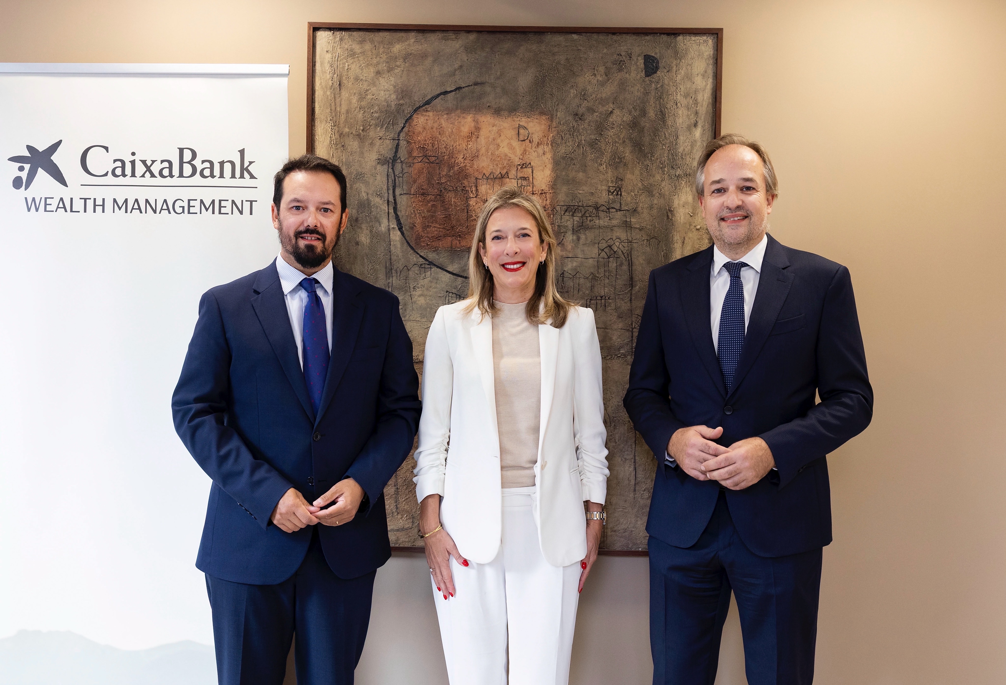 Eduardo Romero, director del nuevo centro; María Cruz Rivera, directora territorial de CaixaBank en Baleares y Antoni Serra, director comercial de CaixaBank Weath Management en las islas.