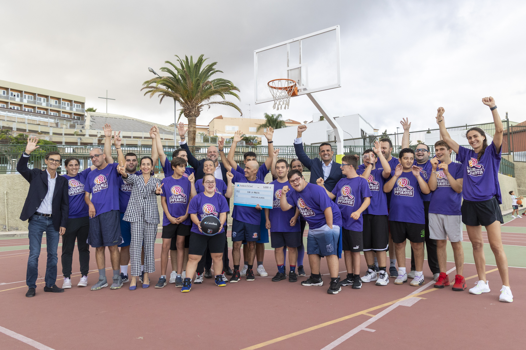 Entrega del donativo #MárcateUnTripleSolidario al Club de la Piruleta.